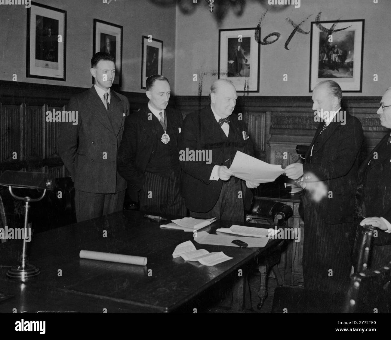Le RT. Hon. Winston S. Churchill a été admis membre honoraire de la Society of Engineers (Inc) lors d'une cérémonie dans la salle privée de M. Churchill à la Chambre des communes. Images : M. FrankParfett - ancien président de la Society of Engineers, remet le certificat de bourse honorifique à M. Winston Churchill lors de la cérémonie. M. Victor S. Wigmore (extrême gauche) M. E. Turner (Président) et M. W.R. Howard (extrême droite) sont également sur la photo. 27 novembre 1946 Banque D'Images