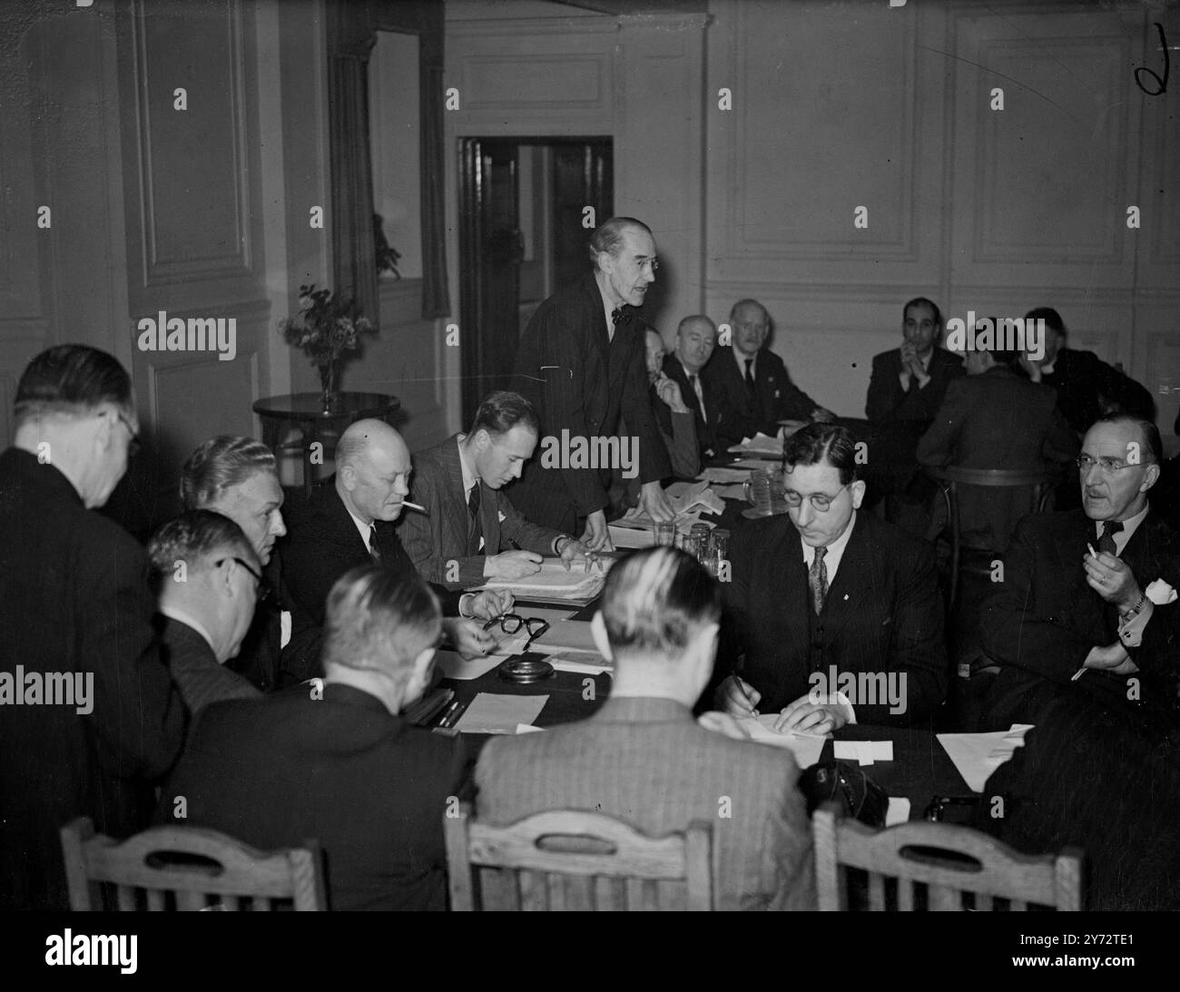 Des représentants des 40 Nations, à l'exception de l'Allemagne et du Japon, se sont réunis à l'hôtel Cora, Londres, pour la première conférence de l'Association internationale de boxe. La conférence a été convoquée par l'Association de boxe amateur de Grande-Bretagne et la Fédération française de boxe dans le but de former une nouvelle Association internationale de boxe pour remplacer la Fédération précédente. Photos montre : Dr J.M. Wyatt - Président de l'Association de boxe amateur, qui a été élu Président de la réunion vu s'adresser aux représentants assemblés. 28 novembre 1946 Banque D'Images