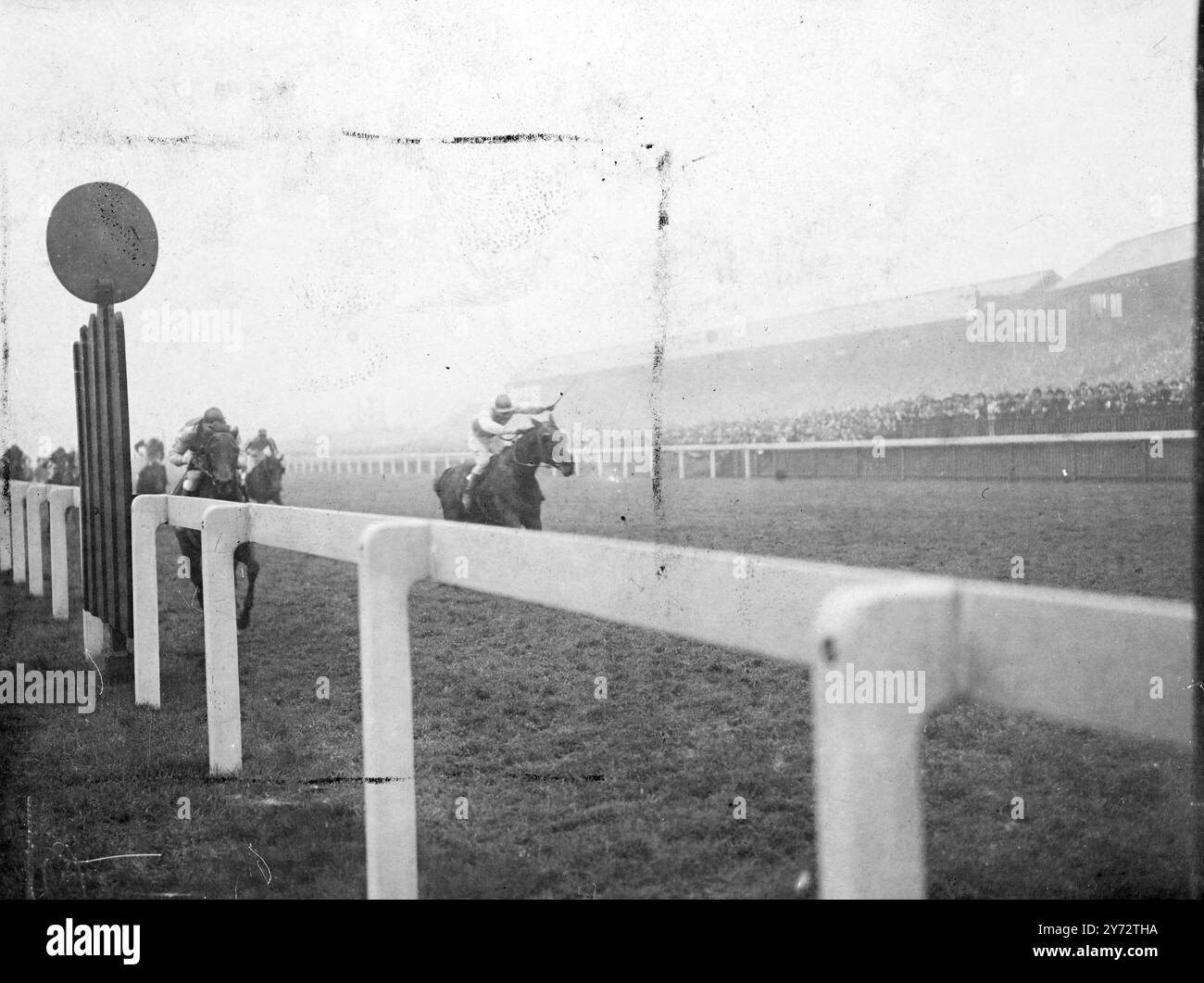 Harry Wragg blesse sa grande carrière de jockey à Manchester avec un tour du chapeau de victoires, y compris le Manchester on November handicap. Il remporte les Bettisfield Stakes sur Tiffin's Bell, le Farewell handicap sur Aprolon et le November handicap sur Las Vegas. Images montre : Harry Wragg - chevauche Las Vegas, à la victoire dans le Manchester novembre handicap - la dernière course de sa carrière d'équitation à Manchester. 16 novembre 1946 Banque D'Images