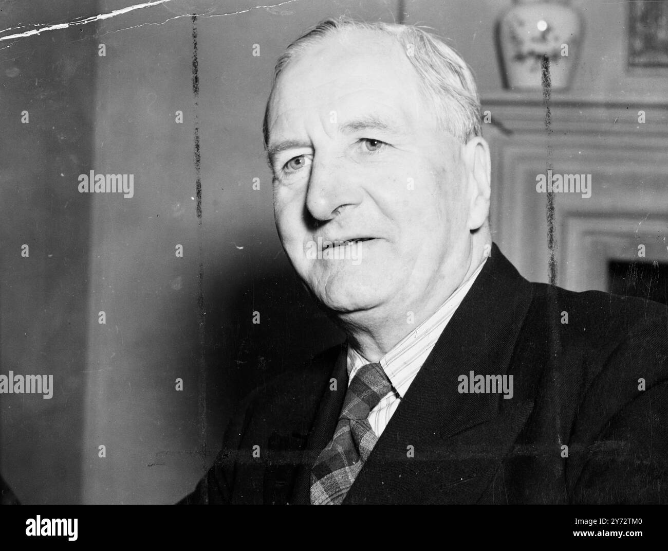 L'opposition conservatrice doit contester une proposition du gouvernement visant à abolir la rente de £5000 versée à Lord Nelson et à ses successeurs depuis 1806. Photos : héritier - présomptif du comté de Nelson, le Capt Albert Francis Horatio Nelson photographié à son domicile londonien le 21 novembre 1946 Banque D'Images