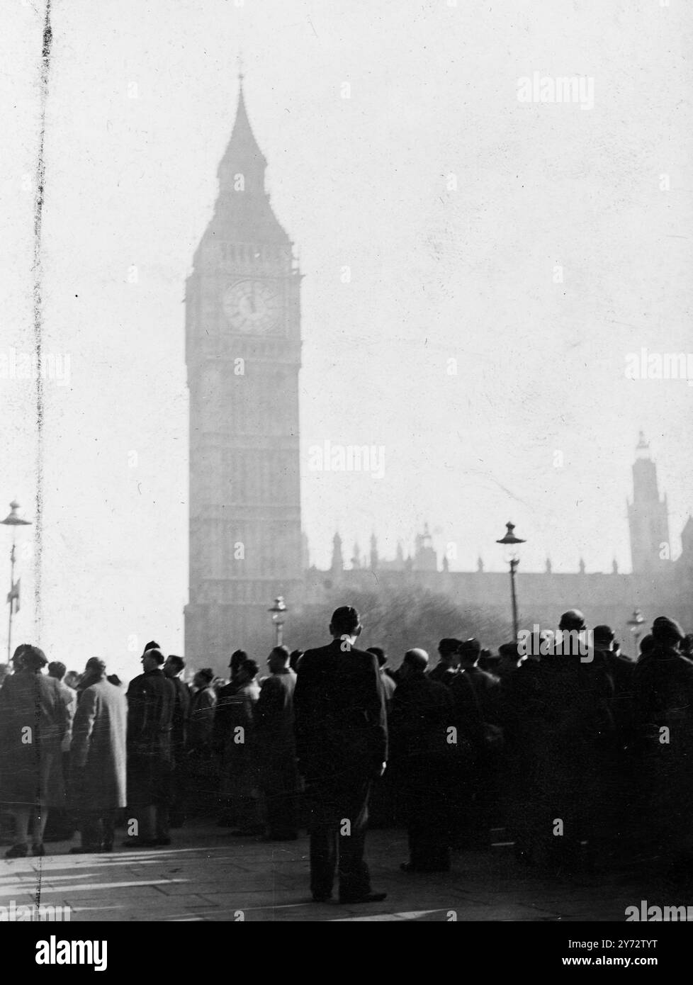 La Journée nationale de commémoration des morts des guerres de 1914 à 1918 et de 1939 à 1945 est célébrée. À Londres, le roi et les membres de la famille royale assistèrent au culte au cénotaphe de Whitehall, où sa Majesté dévoila une simple inscription dédiée aux morts de la guerre récente. - - 10 novembre 1946 Banque D'Images