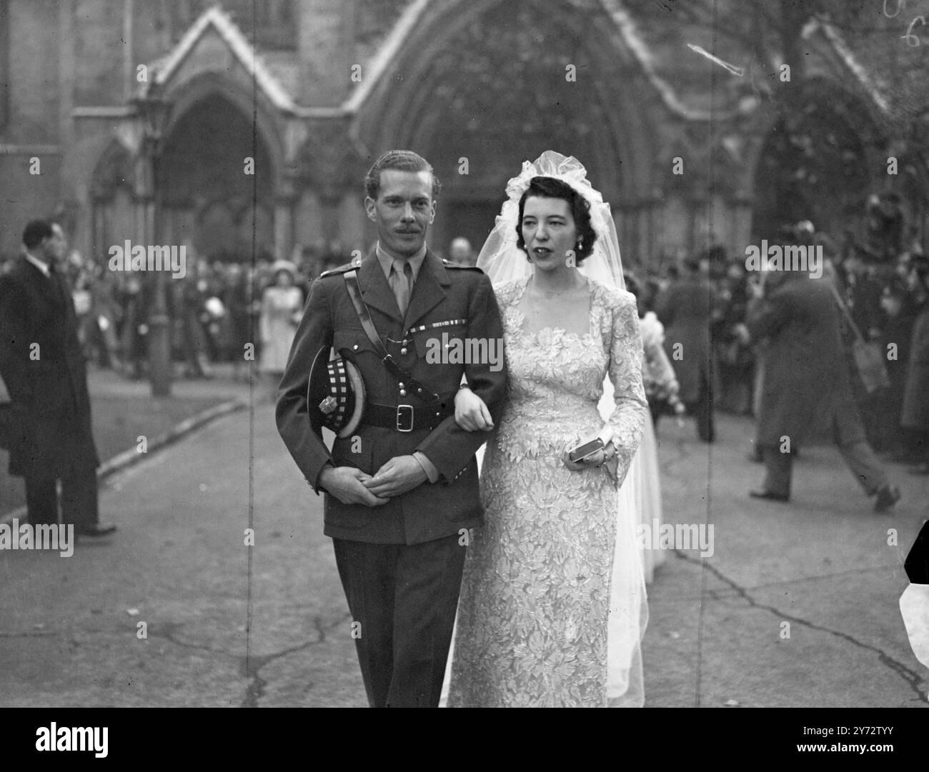 Des membres de la famille royale étaient présents à St Margaret's, Westminster lorsque Mlle Myra Wernher, fille de Sir et Lady Harold Wernher, a été mariée au Maj David Butter, MC, les Scots Guards. En présence sur la mariée avec la princesse Alexandra de Kent et son jeune frère le prince Michael. Images : un gros plan de M. et Mme David Butter alors qu'ils quittaient St Margaret's après leur mariage. 5 novembre 1946 Banque D'Images