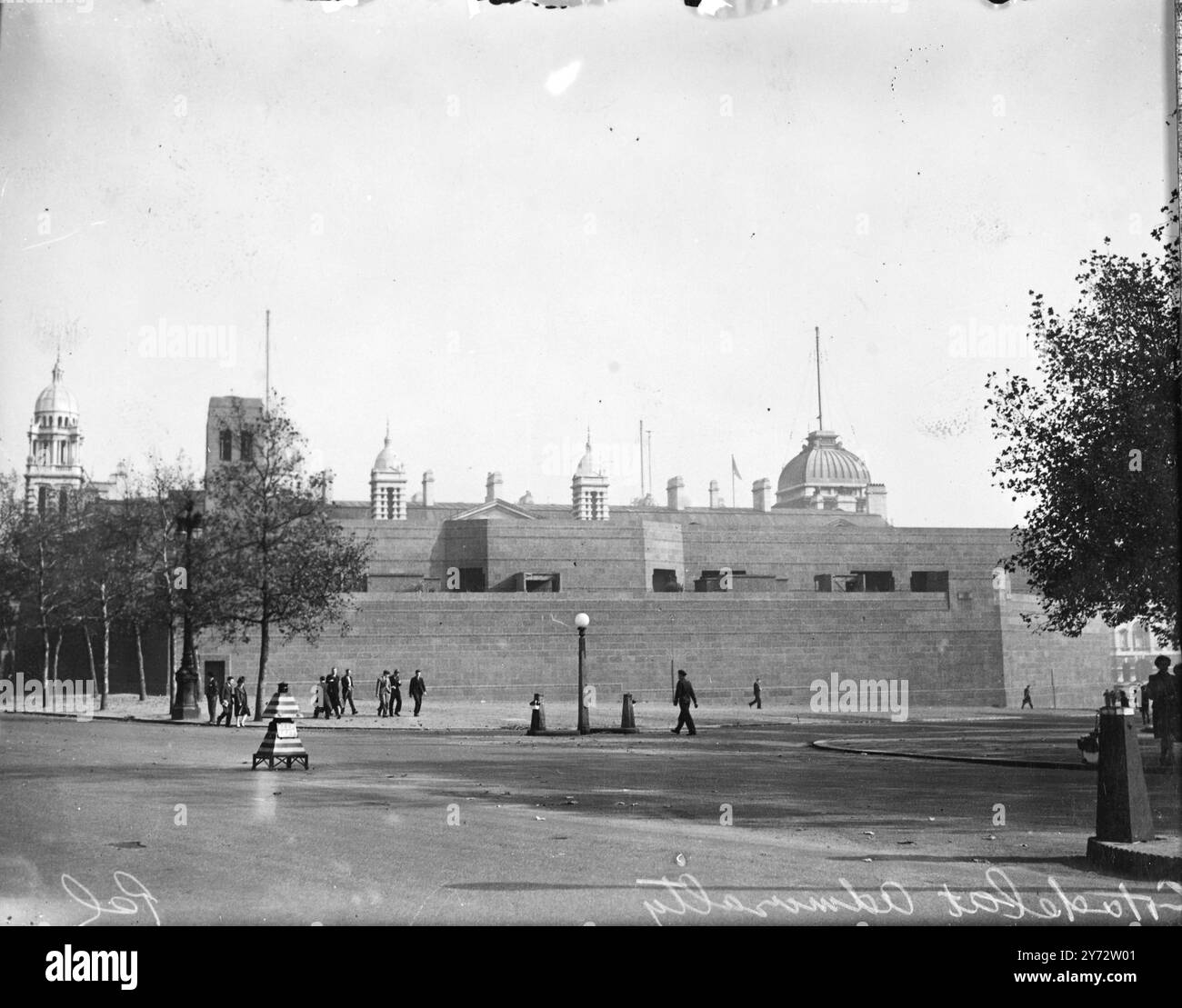 La Citadelle de l'Amirauté, Londres. Cette formidable construction construite à l'arrière des bâtiments de l'Amirauté au sommet du Mall a déconcerté les Londoniens pendant les années de guerre quand il était sur la liste secrète. Fortement protégé, le travail administratif de la Royal Navy aurait pu se poursuivre sans interruption par toute forme connue de bombardement. La citadelle sera utilisée dans la période d'après-guerre et est devenue un monument familier que la Royal Navy a surnommé Tombeau de Lénine en raison de l'architecture qui ressemble au Mémorial du leader russe sur la place rouge, Moscou. 7 novembre 1945 Banque D'Images