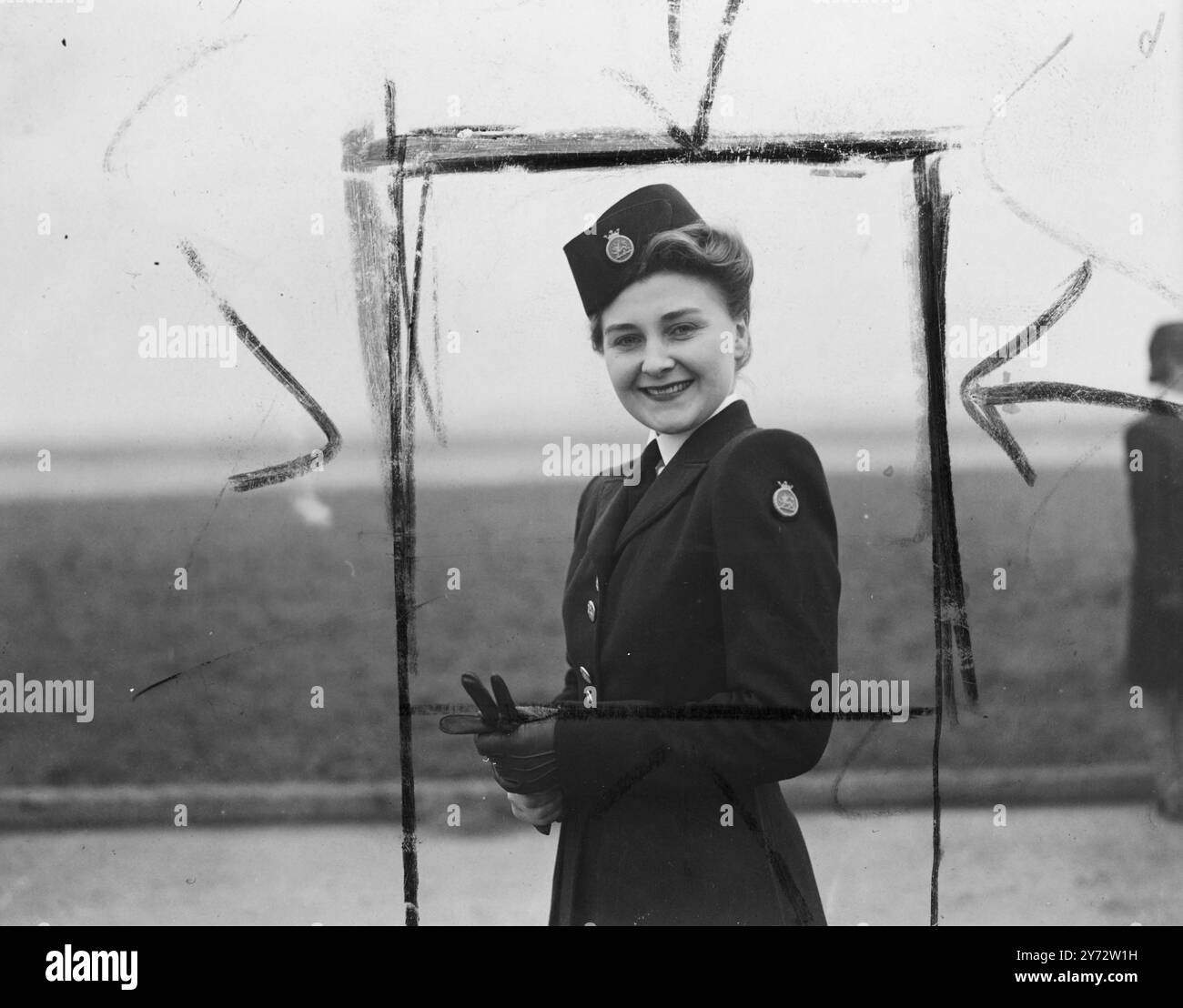 La première d'un certain nombre d'hôtesses de la British Overseas Airways Corporation se préparent à l'aéroport de Londres pour leur premier voyage à New York en avion de consternation, où ils travailleront aux côtés des stewards masculins. Images montrent : un gros plan de Miss N. Taylor une des hôtesses B.O.A.C photographiées à Londres à l'aéroport portant un élégant uniforme de barathea bleu. 7 novembre 1946 Banque D'Images