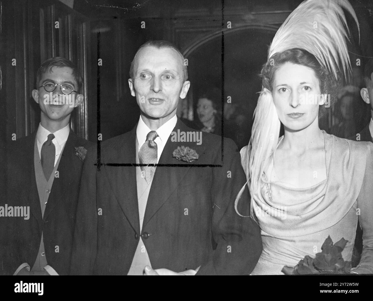 M. Malcolm Trustram Eve. K.C., président de la Commission des dommages de guerre, était marié à Miss Margaret Robertson à l'église de St Dunstan dans l'Ouest, Fleet Street. La photo montre la mariée et le marié quittant l'église après leurs noces. La mariée portait cet oiseau de paradis inhabituel chapeau à plumes. 31 octobre 1946 Banque D'Images