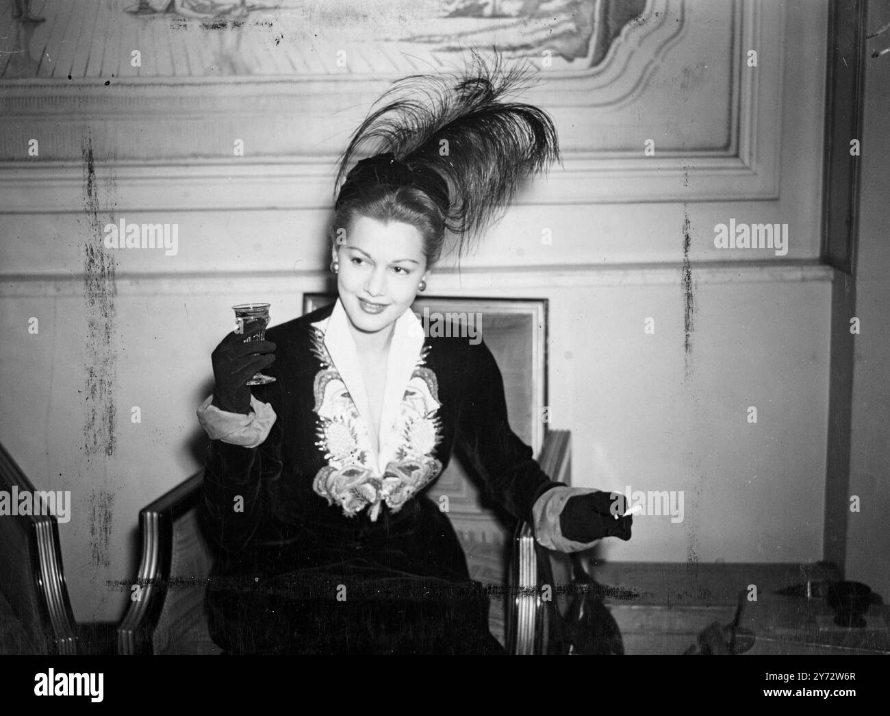 Une réception a eu lieu à l'hôtel Claridges, Londres, pour les stars de cinéma américaines et britanniques qui apparaissent dans le film Command performance, qui a lieu à l'Empire Theatre, Leicester Square. Images : Marla montez la star de cinéma hollywoodienne, photographiée lors d'une réception, portant un chapeau à plumes noir inhabituel. 31 octobre 1946 Banque D'Images