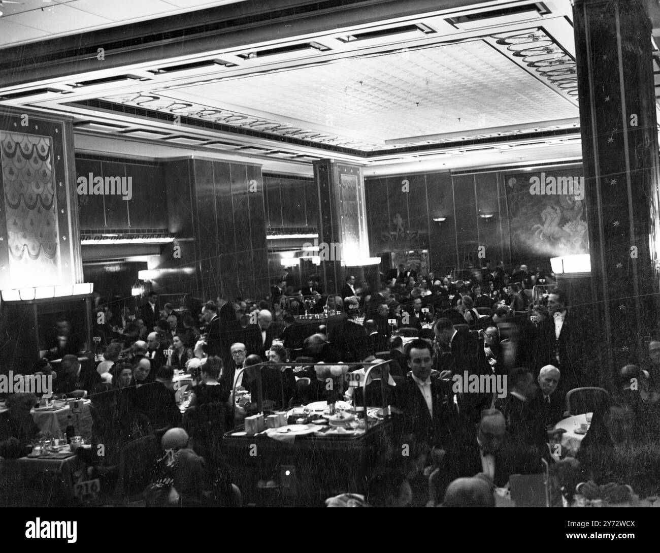 Scène dans le restaurant de la 'Reine Elizabeth' lors de son voyage commercial inaugural de Southampton à New York. La salle à manger principale est de 110 pieds de long et 115 pieds de large, et a une capacité maximale de 800 sièges - contraste frappant avec les 2000 troupes qui, il ya seulement peu de temps masse à la salle à manger en une seule séance. 23 octobre 1946 Banque D'Images