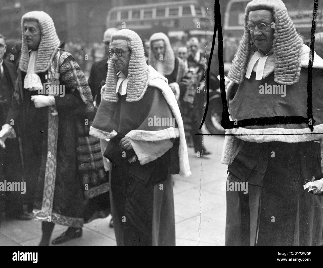 RT. Sir Ernerst Bruce Charles, K.C., C.B.E. - (à droite) juge de la haute Cour de justice (division du banc du Roi) depuis 1928. Il fait ses études au Clifton et au New College d'Oxford, et est admis au barreau en 1896. Il a été commissaire général du diocèse de Canterbury, chancelier de Wakefield et Hereford. Il est reporter de Bournemouth et de Southampton. Il est chevalier de grâce de Saint Jean de Jérusalem le 26 octobre 1946 Banque D'Images