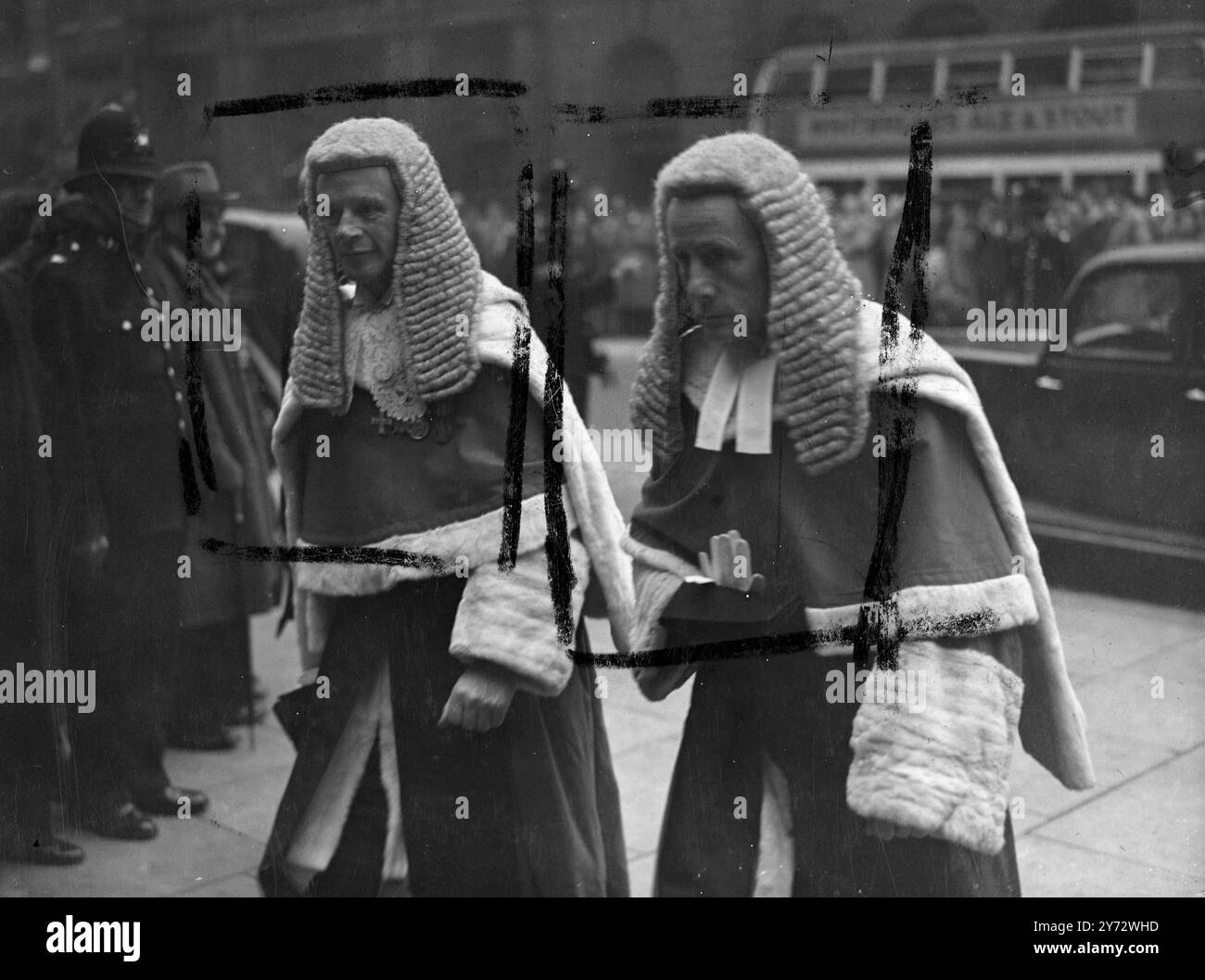 RT. Hon. Mr. juge Jones 'Sir Austen Ellis Lloyd Jones, M.C.' (à droite) - juge de la haute Cour de justice (division des successions, du divorce et de l'amirauté). Formé à Hayleybury, il devient avocat du Middle Temple en 1907. RT. Hon. Mr. Justice Pilcher 'Sir gonne composée clair Pilcher) juge à la haute Cour de justice (division des successions, du divorce et de l'amirauté) depuis 1942. Il a fait ses études au Wellington College et au Trinity College de Cambridge et a été admis au barreau en 1915, il a pris la soie en 1936. 26 octobre 1946 Banque D'Images