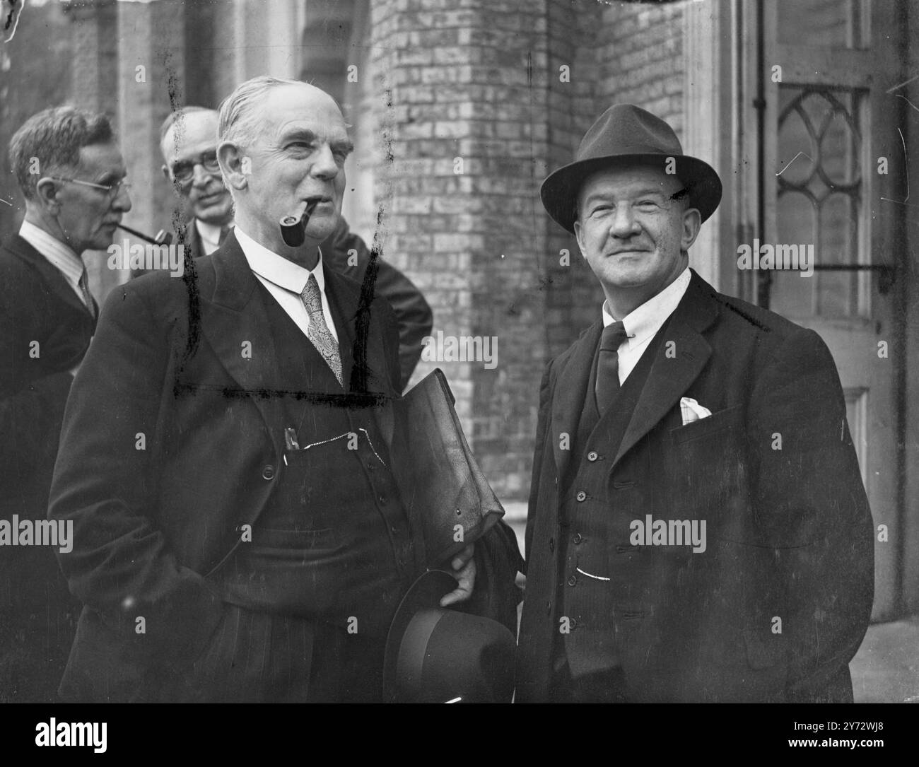 M. Ebby Edwards (à gauche), membre du National Coal Board et ancien président de la mine Workers Federation of Great Britain, et M. George Dell (à droite), secrétaire général de la Federation of Trades Unions et directeur de la Bank of England, ont été photographiés lors du 78e Congrès annuel des syndicats, actuellement en session au Dome, Brighton. 22 octobre 1946 Banque D'Images