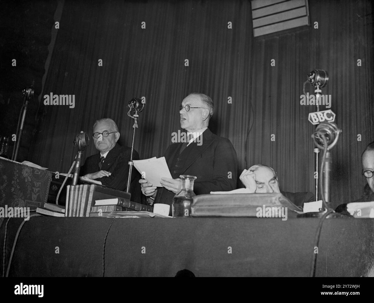 RT. Hon. George Isaacs - Ministre du travail photographié lors du 78e Congrès annuel des syndicats, au Dome, Brighton. 22 octobre 1946 Banque D'Images