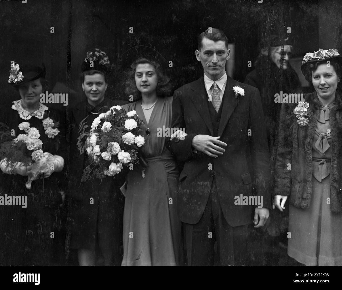 Ancien capitaine du Royal corps of Signals, aujourd'hui correspondant londonien des Barnardos Advocates, M. George Hunte, était marié à Mlle Emma Bellini, à l'église St Mary, Cadogan Gardens, Londres. La photo montre la mariée et le marié quittant l'église St Mary après leur cérémonie de mariage entourés d'invités. 21 octobre 1946 Banque D'Images Ancien capitaine du Royal corps of Signals, aujourd'hui correspondant londonien des Barnardos Advocates, M. George Hunte, était marié à Mlle Emma Bellini, à l'église St Mary, Cadogan Gardens, Londres. La photo montre la mariée et le marié quittant l'église St Mary après leur cérémonie de mariage entourés d'invités. 21 octobre 1946 Banque D'Images
