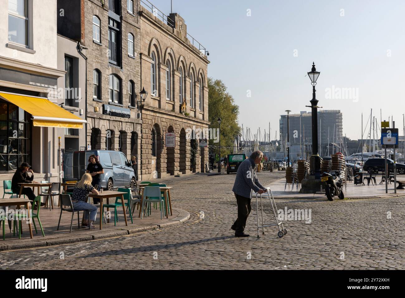 Quartier Barbican Waterside à Plymouth, qui surplombe les petits bateaux à Sutton Harbour, Devon, Angleterre, Royaume-Uni Banque D'Images