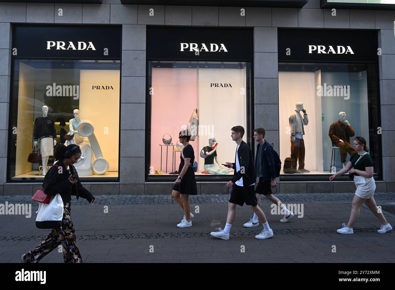Copenhague, Danemark - 1er août 2024 : un peuple près du magasin PRADA à Copenhague. Banque D'Images