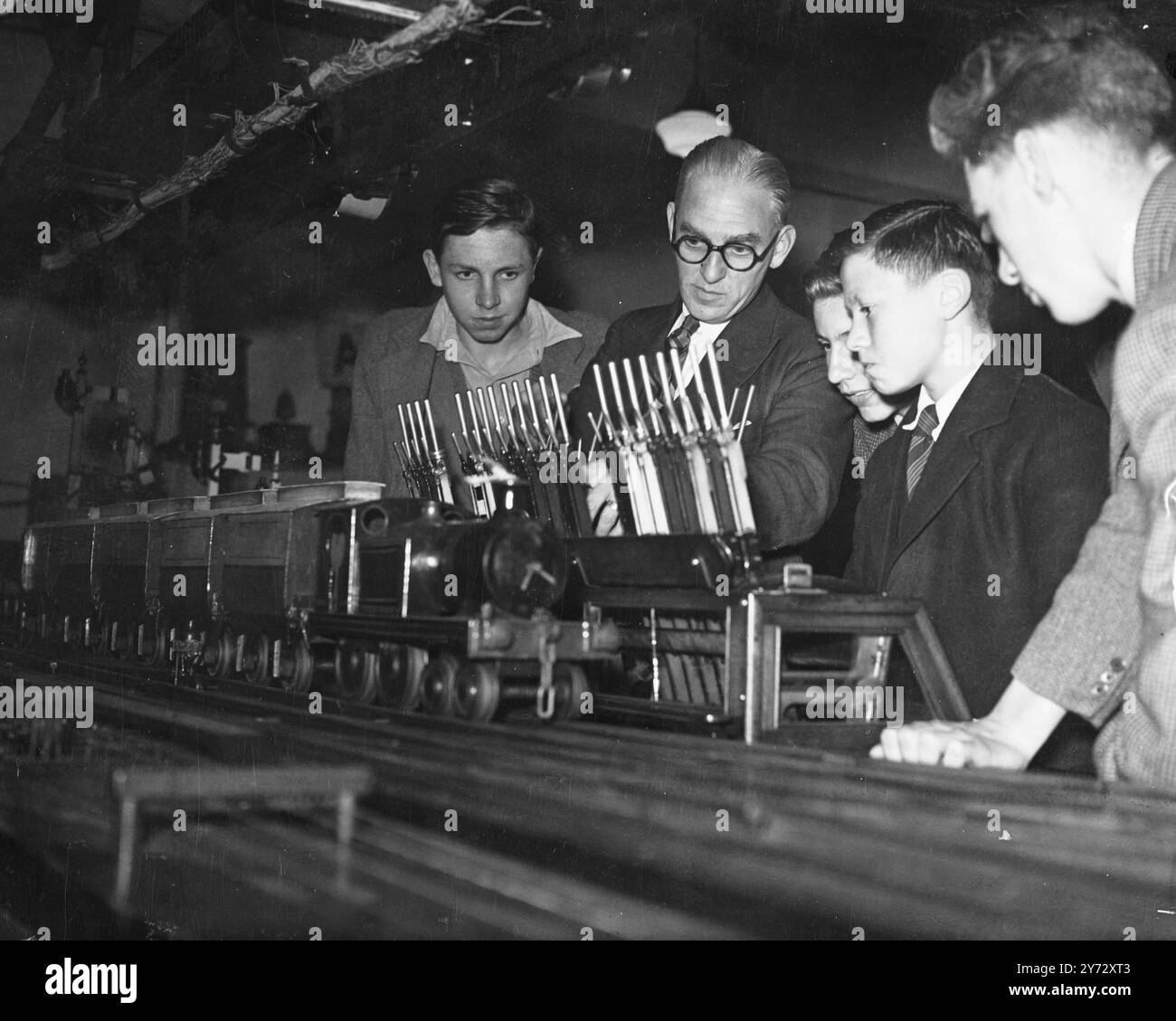 La grande école de signalisation de Western Railway à Bayswater, Londres, a ouvert aujourd'hui avec un nombre record d'élèves, dont beaucoup viennent juste de sortir des forces armées. Ici, ils apprendront tout le système complexe de signalisation utilisé sur les chemins de fer. Tous les élèves sont employés par la compagnie de chemin de fer et suivent 24 cours pendant leur propre temps. 7 octobre 1946 Banque D'Images