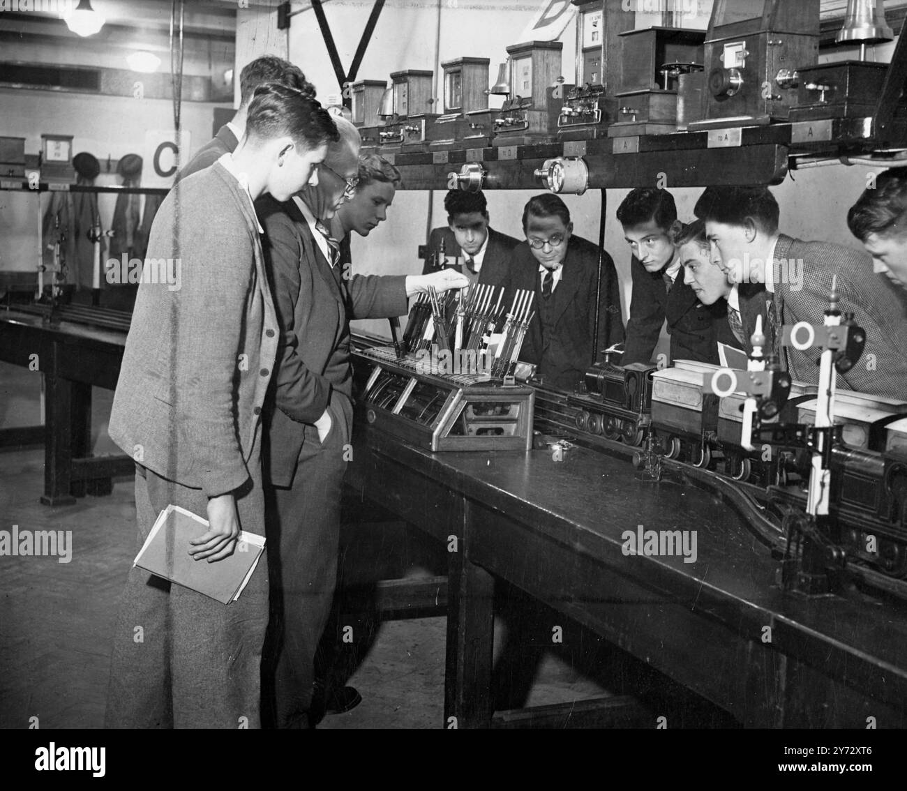La grande école de signalisation de Western Railway à Bayswater, Londres, a ouvert aujourd'hui avec un nombre record d'élèves, dont beaucoup viennent juste de sortir des forces armées. Ici, ils apprendront tout le système complexe de signalisation utilisé sur les chemins de fer. Tous les élèves sont employés par la compagnie de chemin de fer et suivent 24 cours pendant leur propre temps. 7 octobre 1946 Banque D'Images