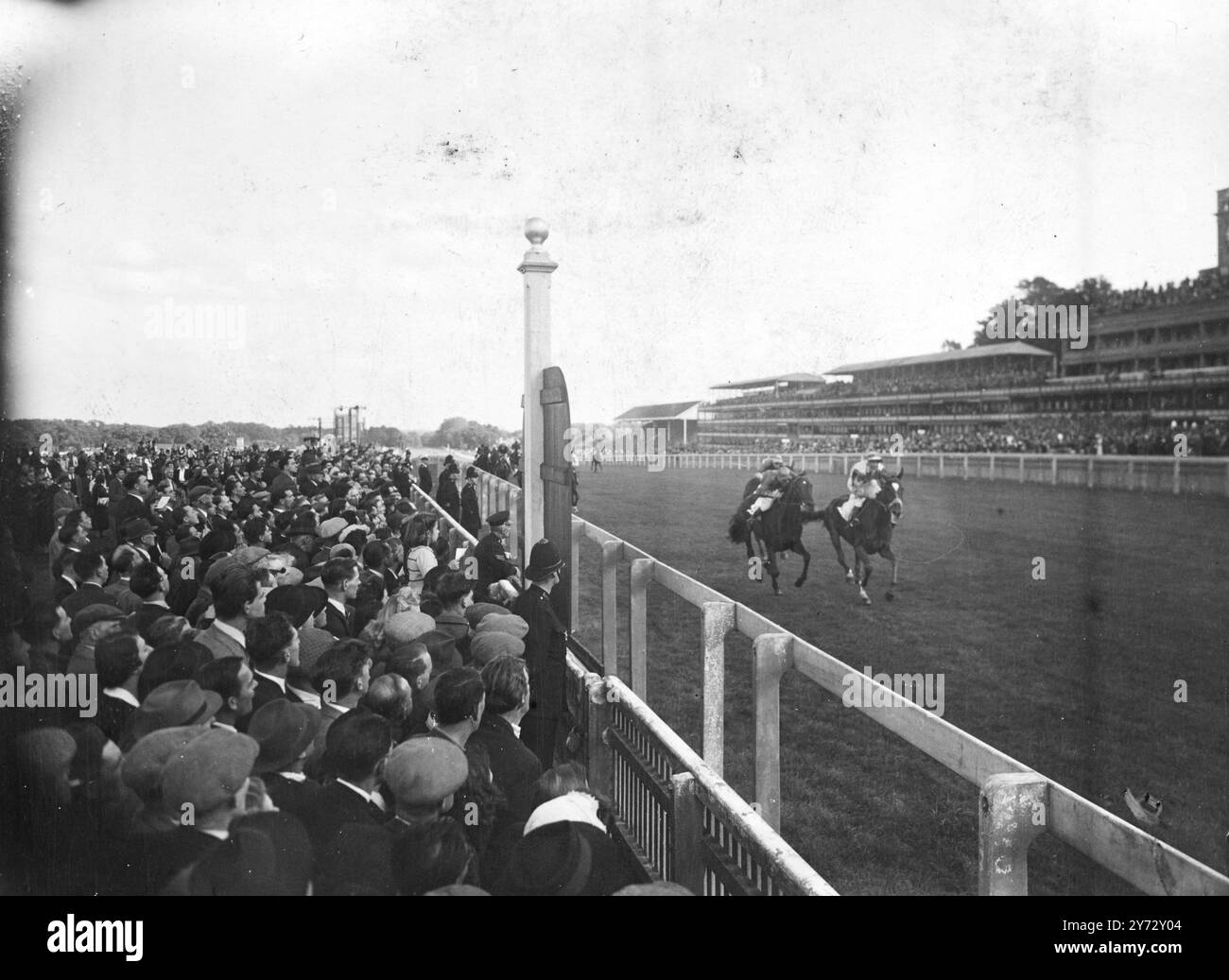 Le soleil éclatant a amené de grandes foules à escorter pour la course de cet après-midi. Le point culminant de la rencontre a été Brown Jack Stakes, remporté par un jeune de 6 ans d'accélération (E Smith Up), à trois quarts de longueur du transport en avant favori, piloté par T Weston, après une course passionnante dans la ligne droite. 27 septembre 1946 Banque D'Images