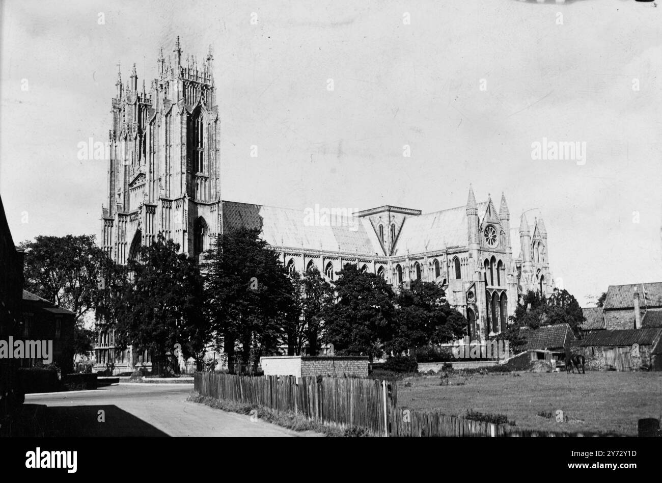 Beverly Ministre. Entouré d'if centenaires, le vieux tas de pierre de Beverley Minister pointe ses gracieuses tours jumelles vers le ciel. Construit sur le site d'une église saxonne fondée par Jean de Beverley (640-721AD), le ministre, qui est dédié à Saint Jean l'évangéliste, contient quelques-uns des plus beaux exemples de l'architecture anglaise primitive dans le pays. L'extérieur du ministre est décoré. Ce magnifique exemple d'architecture ecclésiastique anglaise domine l'ancien arrondissement de Beverley, dans la circonscription est du Yorkshire. 9 juillet 1946 Banque D'Images