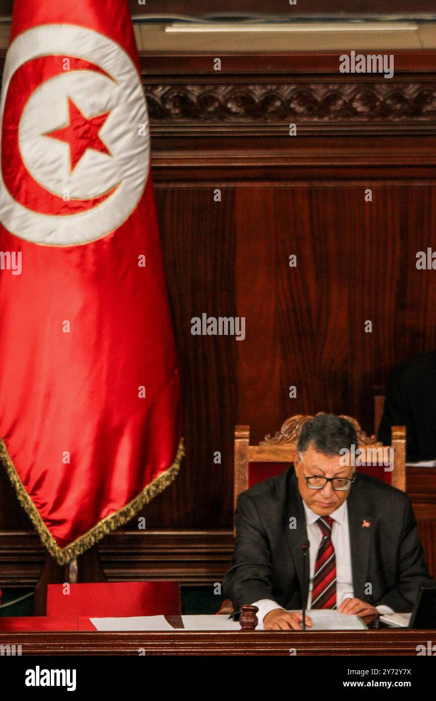 Tunis, Tunisie. 27 septembre 2024. Tunis, Tunisie. 27 septembre 2024. Le Président de l'Assemblée des représentants du peuple tunisien, Ibrahim Bouderbala, lors d'une séance plénière pour discuter d'une proposition d'amendement à la loi électorale. Le projet de réforme électorale en cours de discussion au parlement concerne le transfert des litiges électoraux de la juridiction du Tribunal administratif à la Cour d'appel de Tunis. L'élection présidentielle tunisienne doit se tenir le 6 octobre et trois candidats, dont le président Kais Sayed, seront autorisés à se présenter (crédit image : © Hasan Mrad/IMAGESLIVE via Banque D'Images