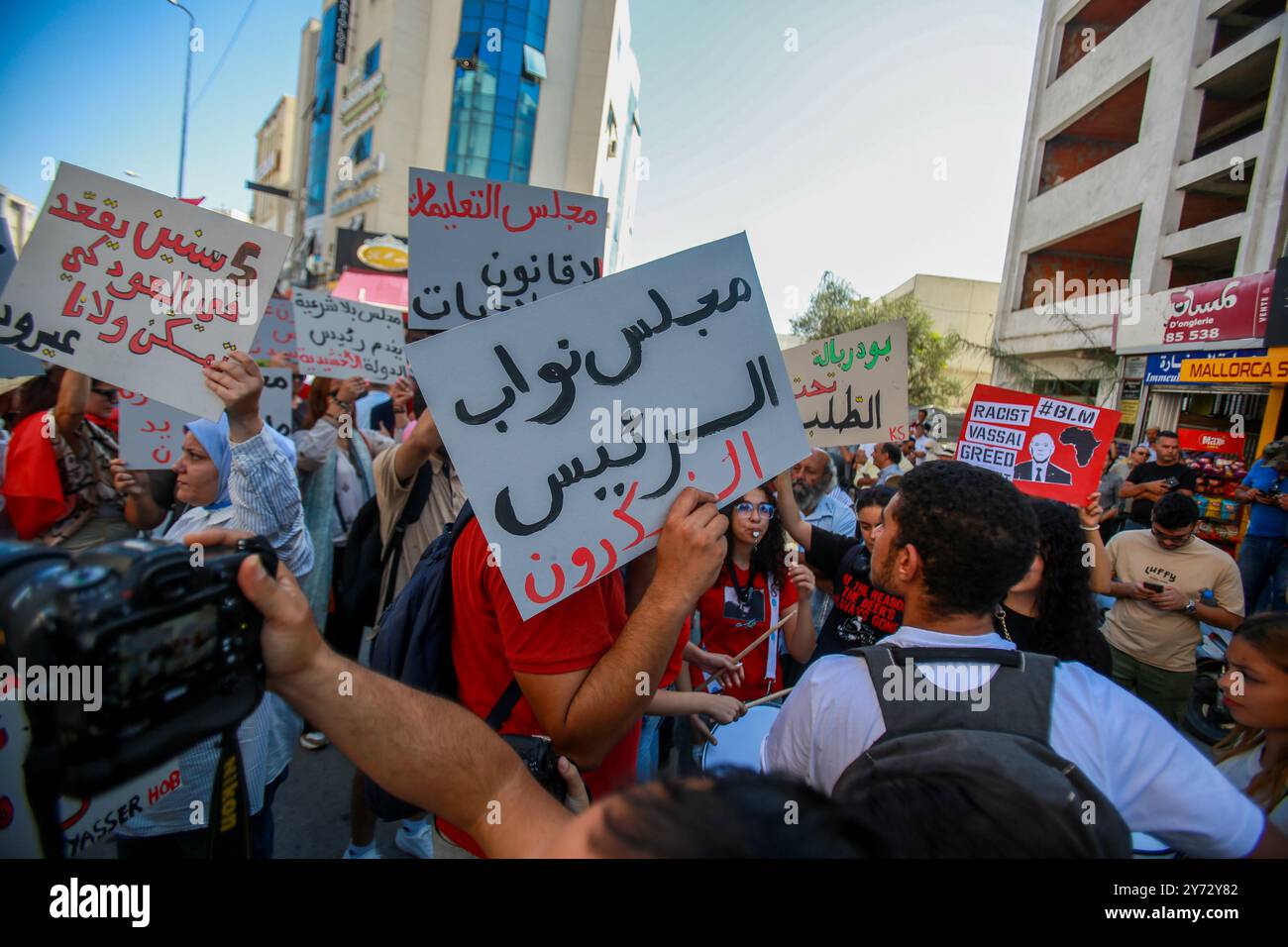 Tunis, Tunisie. 27 septembre 2024. Tunis, Tunisie. 27 septembre 2024. Une manifestation a lieu devant le parlement à Tunis contre le président tunisien Kais Sayed et le projet d'amendement à la loi électorale. La manifestation a coïncidé avec une séance plénière parlementaire pour discuter du projet de réforme électorale concernant le transfert des litiges électoraux de la juridiction du Tribunal administratif à la Cour d'appel de Tunis. L'élection présidentielle tunisienne doit se tenir le 6 octobre et trois candidats, dont le président Kais Sayed, seront autorisés à se présenter (crédit image : © Hasan Banque D'Images