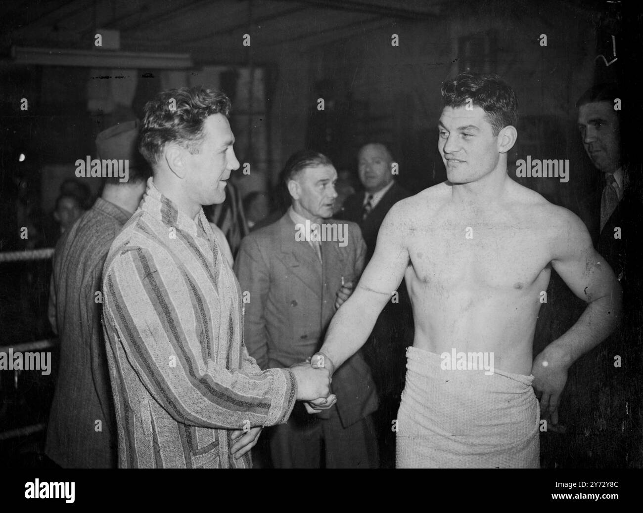 Gus Lesnevich, le champion du monde des poids lourds légers, a son 2e combat dans ce pays ce soir, quand il rencontre le champion britannique des poids lourds Bruce Woodcock à l'aréna Harringay, à Londres. Les deux combattants ont pesé cet après-midi au gymnase Jack Solomons West End. 17 septembre 1946 Banque D'Images