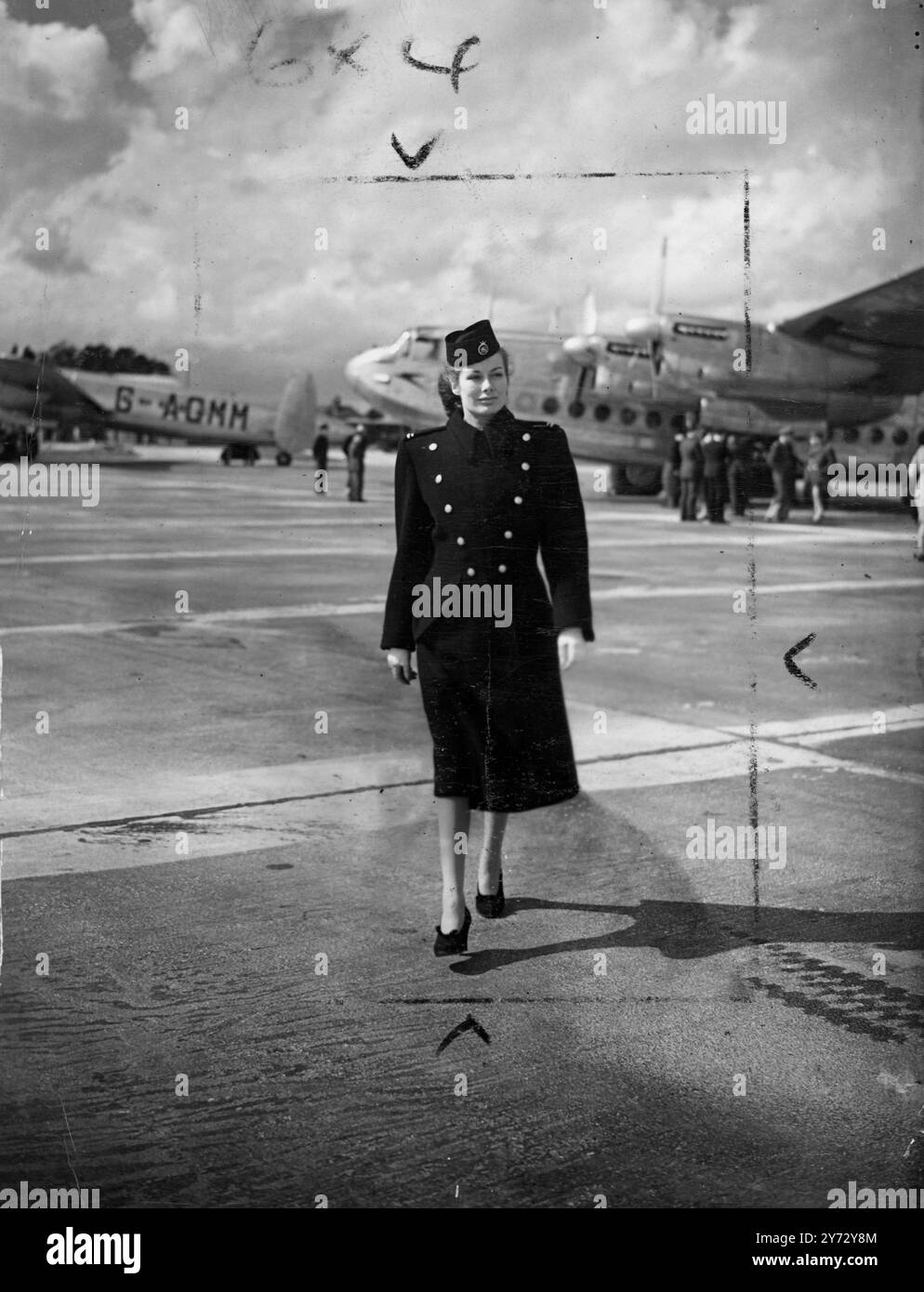 L'intelligence et le charme de l'hôtesse de l'air du BRAC sont vus ici par l'avènement du nouvel uniforme bleu foncé sur mesure avec toque bleu jaunâtre. Cet élégant manteau d'hiver uniforme, porté par-dessus l'uniforme et surmonté de boutons en laiton bleu et d'une tresse dorée pour ajouter une touche de couleur. 17 septembre 1946 Banque D'Images