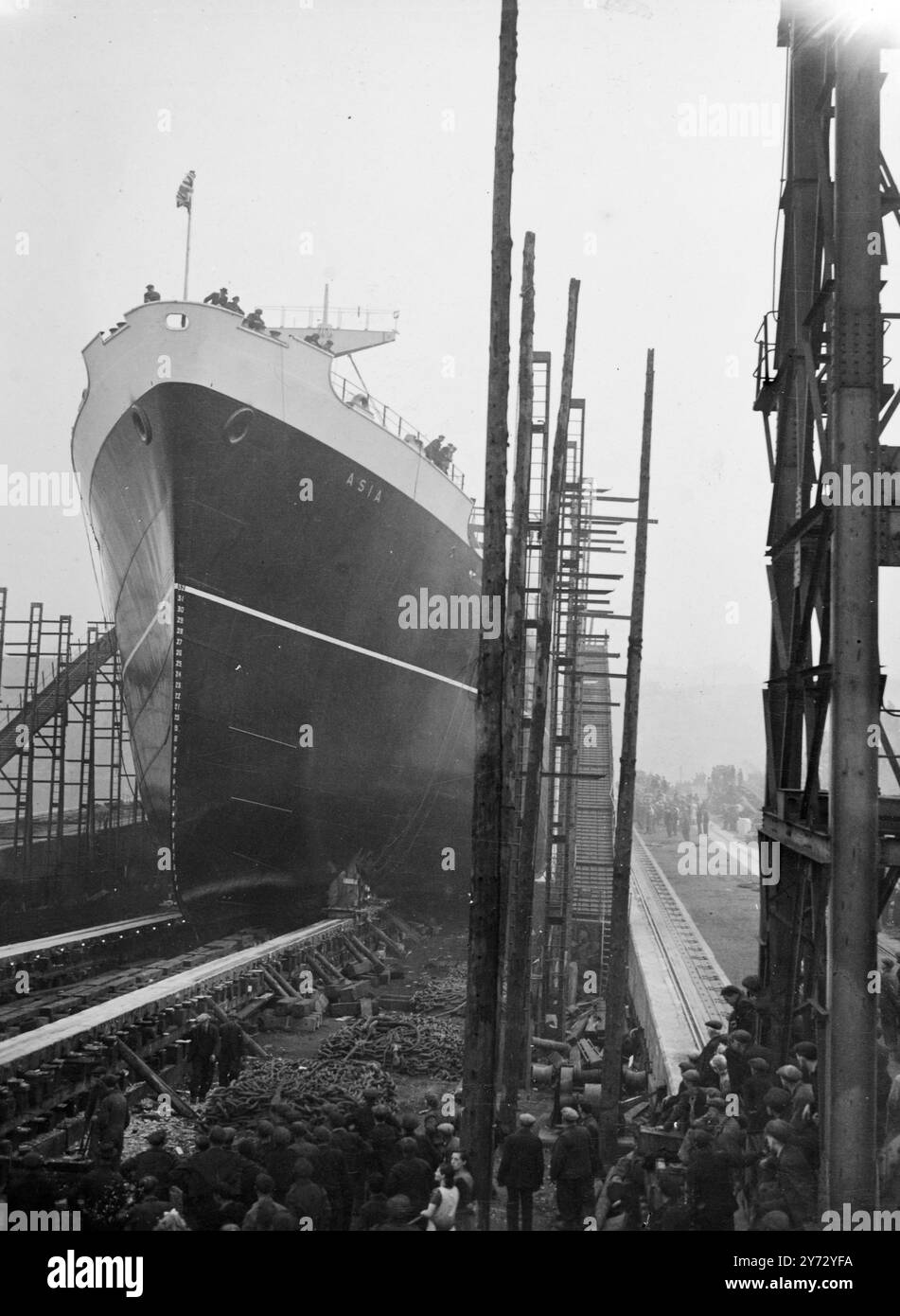 Le nouveau paquebot canard blanc « Asia » a été lancé hier par Lady Hopkins et Sir James Laing and sons Shipyard à Sunderland. Il est destiné au commerce de l'Atlantique Nord et devrait commencer à fonctionner d'ici la fin de cette année. Le «Asia» est le premier navire à être lancé dans le cadre du programme de construction d'étoiles blanches colorées d'après-guerre, qui totalise quelque 80 000 tonnes de navires en construction. 12 septembre 1946 Banque D'Images