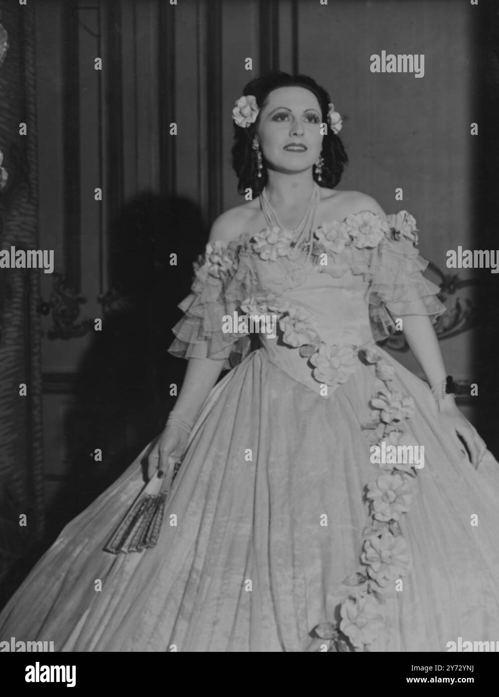 Margherita Carioso de la compagnie C.m.F San Carlo Opera dans son costume de premier acte pour 'la Traviata' à Covent Garden. 10 septembre 1946 Banque D'Images