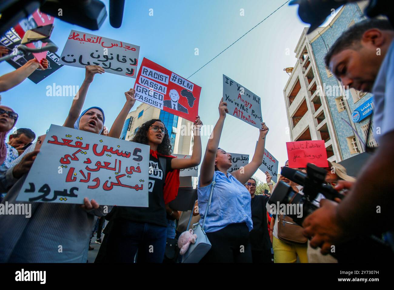 Tunis, Tunisie. 27 septembre 2024. Tunis, Tunisie. 27 septembre 2024. Une manifestation a lieu devant le parlement à Tunis contre le président tunisien Kais Sayed et le projet d'amendement à la loi électorale. La manifestation a coïncidé avec une séance plénière parlementaire pour discuter du projet de réforme électorale concernant le transfert des litiges électoraux de la juridiction du Tribunal administratif à la Cour d'appel de Tunis. L'élection présidentielle tunisienne doit se tenir le 6 octobre et trois candidats, dont le président Kais Sayed, seront autorisés à se présenter (crédit image : © Hasan Banque D'Images