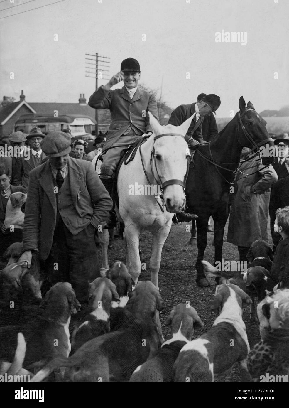 Lord Burghley Home. Lord burghley, qui a récemment démissionné de son poste de gouverneur des Bermudes, n'a pas perdu de temps à reprendre la selle. En tant que M O F des East Sussex Foxhounds, on le voit saluer des amis lors d'une réunion du East Sussex. 20 décembre 1945 Banque D'Images