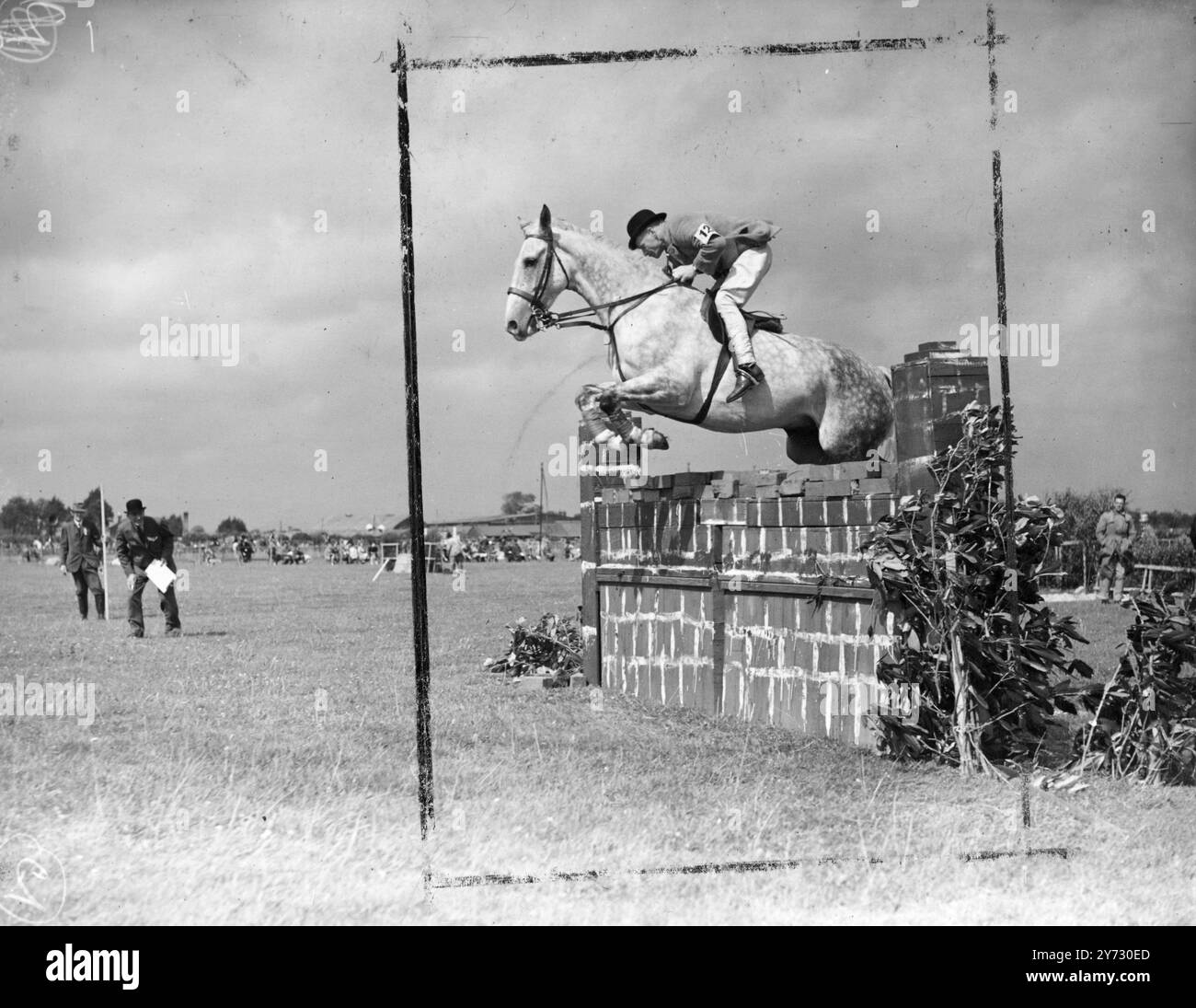 Au Christchurch Horse Show. À la Christchurch (Hants). Horse Show , organisé sur le terrain de l'aérodrome, les entrées venaient de toutes les îles britanniques. Le saut et d'autres classiques. C'était pour aider le fonds «pour que nous oubliions». Photo montre, M. G. Fisher, franchissant l'un des sauts sur 'le compte' dans la classe de saut ouvert Grade A à Christchurch, pour lequel 80 chevaux ont été inscrits d'Angleterre, d'Écosse, d'Irlande et du pays de Galles. 29 août 1946 Banque D'Images