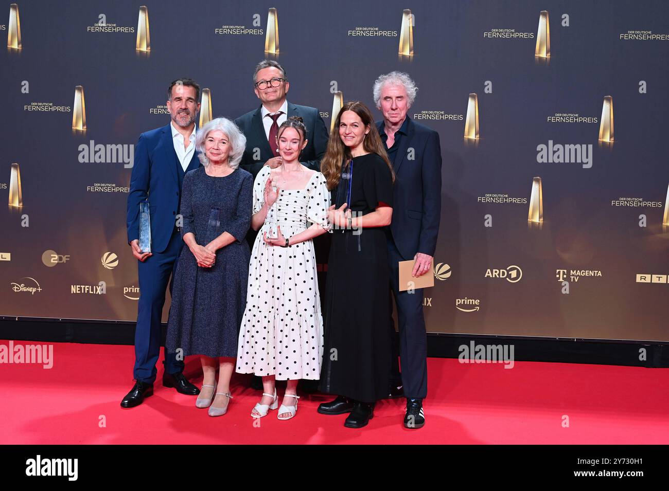 Schauspielerin Julia Anna Grob und Team des films ICH BIN MARGOT Friedländer mit dem Preis in der Kategorie Bester Fernsehfilm/Mehrteiler BEI der Gala und Verleihung des Deutschen Fernsehpreis in Köln. *** Actrice Julia Anna Grob et l'équipe du film ICH BIN MARGOT Friedländer avec le prix dans la catégorie meilleur film de télévision Multi-partie au gala et cérémonie de remise des prix du Prix de la télévision allemande à Cologne Banque D'Images