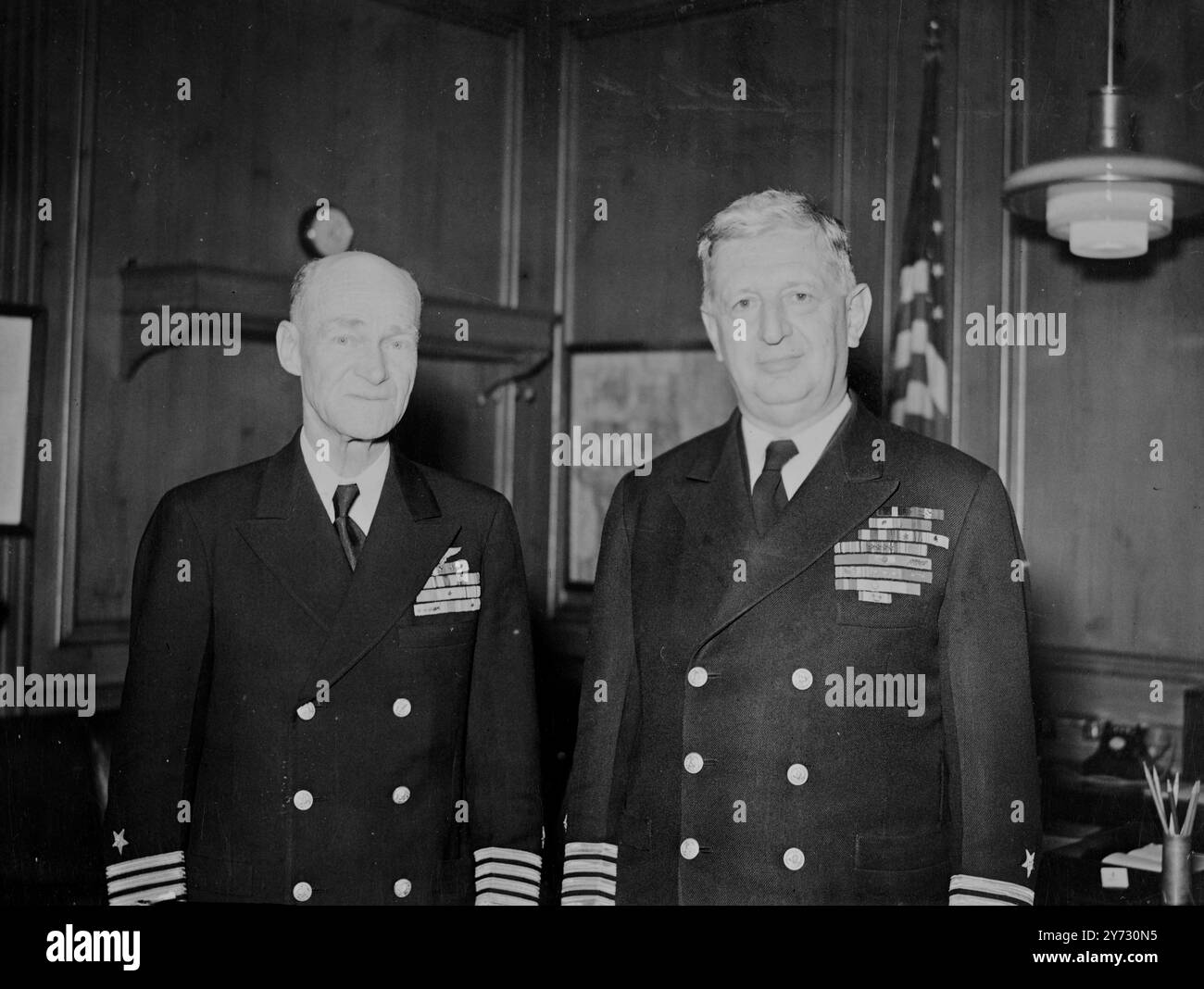 Amiraux américains à Londres. Les amiraux américains à Londres se réunissent aujourd'hui (vendredi) pour discuter des problèmes navals américains en Europe. Il s'agit des amiraux Mark A Mitscher (commandant de la huitième flotte américaine), Henry K Hewitt (qui a pris part aux débarquements de Casablanca et de Sicile) et Forrest Sherman. Sur le rapport de ces trois officiers de marine américains de haut rang, dépendra en grande partie de la disposition future des forces navales américaines en Europe. Expositions de photos, ADML Mark A Mitscher (à gauche) et (à droite) ADML Henry K Hewitt, lors de leur conférence de presse à Londres aujourd'hui, vendredi. 23 août 1946 Banque D'Images