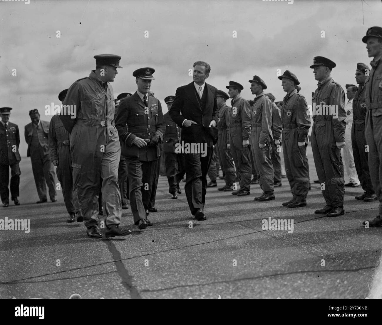 Les ambassadeurs de la RAF ont accueilli leur domicile. Des officiers de haut rang de la RAF, des diplomates et des habitants du petit village de Geaveley (Cambridgeshire) ont bien accueilli leur foyer. Ambassadeurs volants de Grande-Bretagne aujourd'hui (jeudi) . Lorsque, dirigé par le commandant de l'escadre A Craig, le 14e Lancaster du No 35 Bomber Squadron débarque sur l'aérodrome de Graveley après une tournée de six semaines aux États-Unis. Les expositions de photos, l'équipage aérien et le personnel au sol sont inspectés par, de gauche à droite, le W/CdR A J l Craig, commandant l'escadron, le maréchal de l'air Sir Normon Bottomley. AOC dans C Bomber Command, et M. Cabot Coville, au premier secrétaire de l'US Emba Banque D'Images