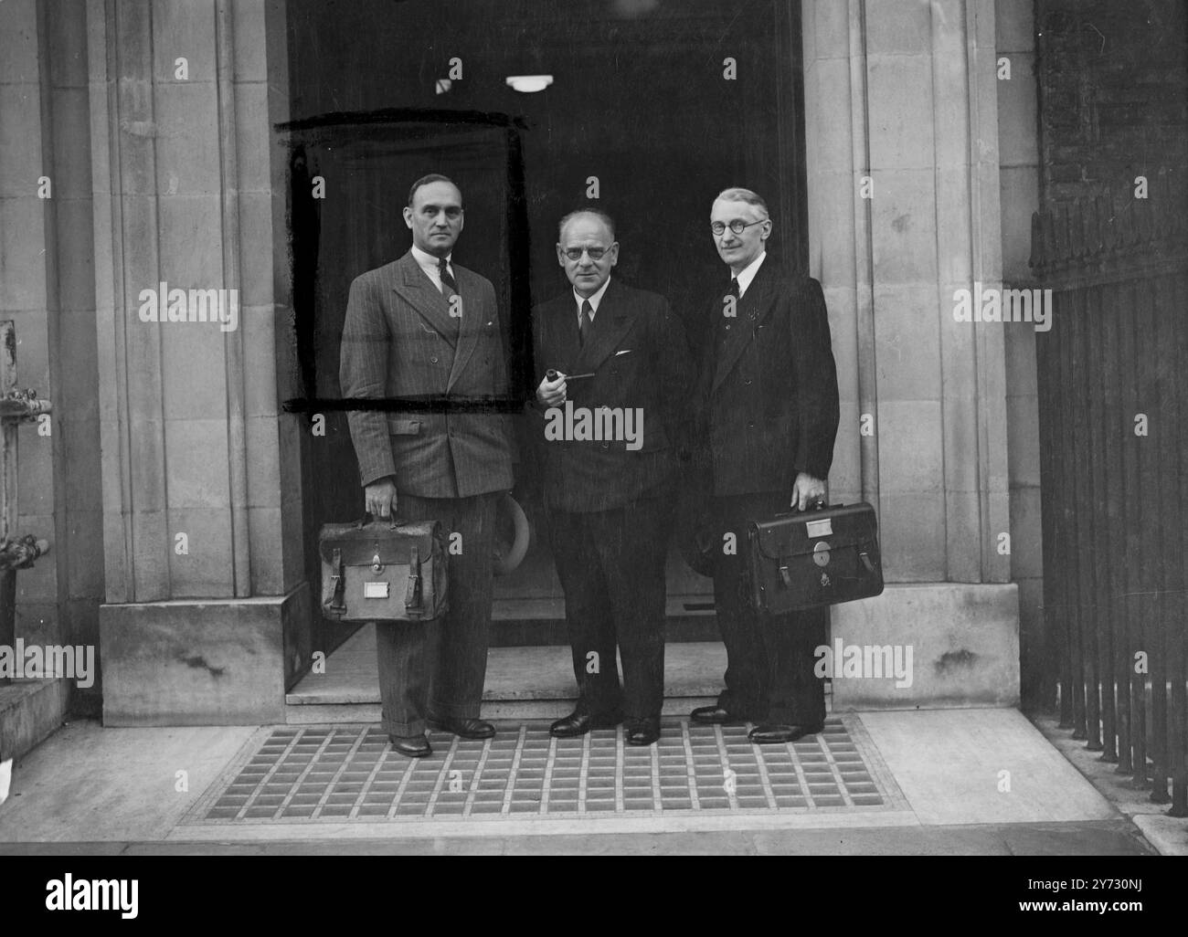 Les délégués partent pour la conférence de l'OIT, Montréal. Des délégués du ministère britannique du travail se rendent à Montréal pour assister à la Conférence du Comité permanent des migrations de l’Organisation internationale du travail, où ils ont échangé leurs points de vue sur les perspectives migratoires d’après-guerre. De gauche à droite Sir Godfrey Ince, KBE, secrétaire permanent du ministère du travail, le RT Hon George a Isaacs, député, ministre du travail et M. Myrrddin Evans, secrétaire adjoint du ministère du travail et président du Conseil d'administration de l'Organisation internationale du travail, photographiés à l'extérieur du Ministr Banque D'Images
