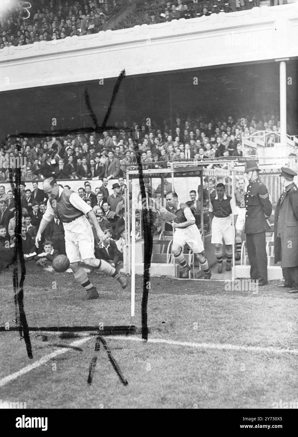 Les Gunners sont de nouveau à la maison. Les fans de football se sont rendus à Highbury cet après-midi (samedi) pour la première fois en près de 7 ans. L'Arsenal, de retour à la maison, met en scène. Premier jeu d'essai dans lequel beaucoup de jeunes et prometteurs talents d'Arsenal sont apparus. La plupart d'entre eux étaient dans l'équipe blanche, jouant contre les Reds, comprenant probablement la première équipe d'Arsenal. Le nouveau venu vedette était Ian MacPherson du comté de Notts, jouant à l'extérieur juste pour le côté rouge. Le match de première ligue à Highbury a lieu le mercredi 4 septembre, lorsque les 'Gunners' divertissent les Blackburn Rovers. Photos, First Time Out!, George Male, capitaine A. Banque D'Images