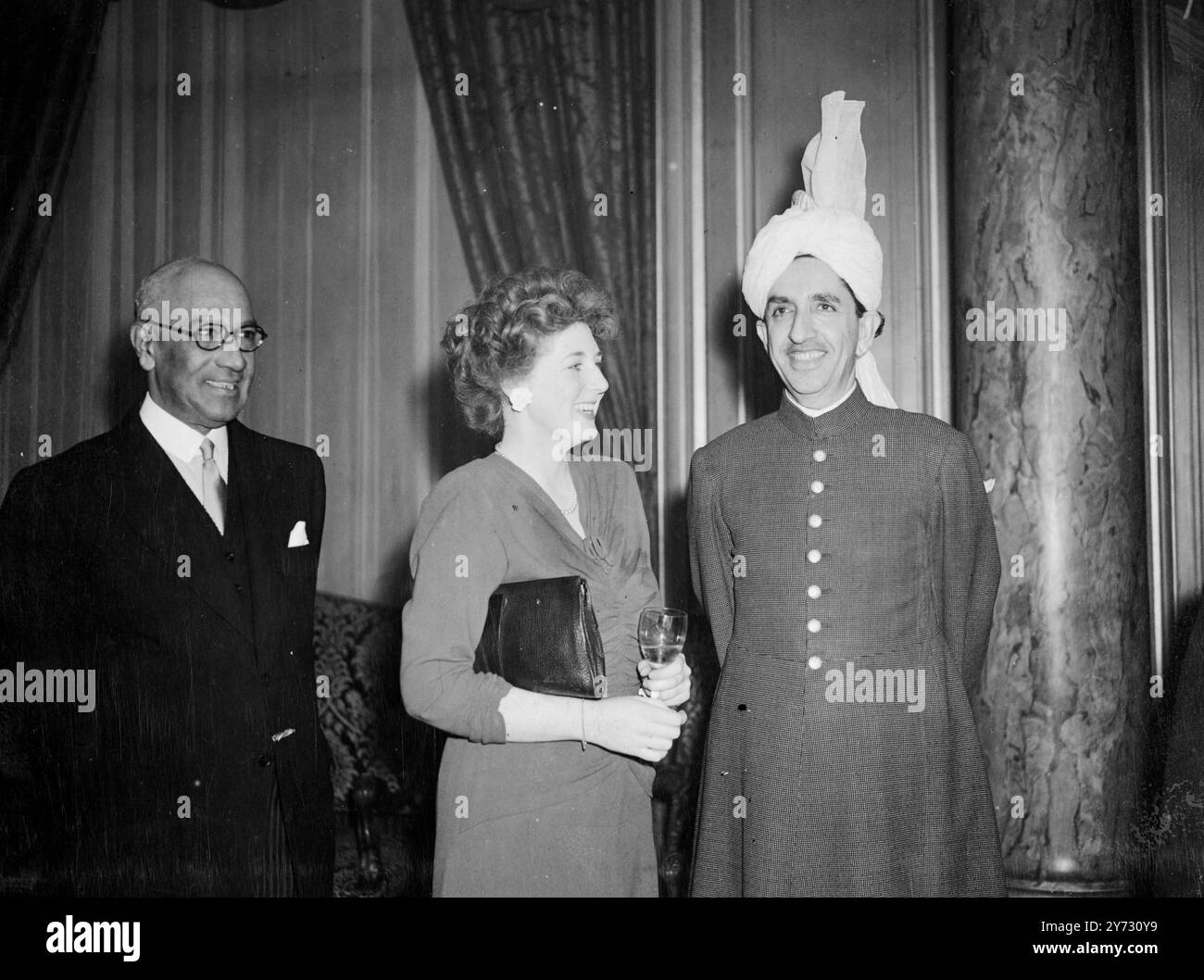 La délégation indienne à la Conférence de paix organise une réception à Paris. La délégation indienne à la Conférence de paix au Palais du Luxembourg à Paris reçoit des délégués d'autres pays. Ils ont été reçus à l'hôtel Royal Monceau par le chef de la délégation indienne, Sir Samuel Runganadhan. Photo montre, à la réception disant, de gauche à droite, Sir Samuel Runganadhan, chef de la délégation indienne, Mlle Doris Farley, et l'honorable Nawab Sir Mizar Hyat Khan. 19 août 1946 Banque D'Images