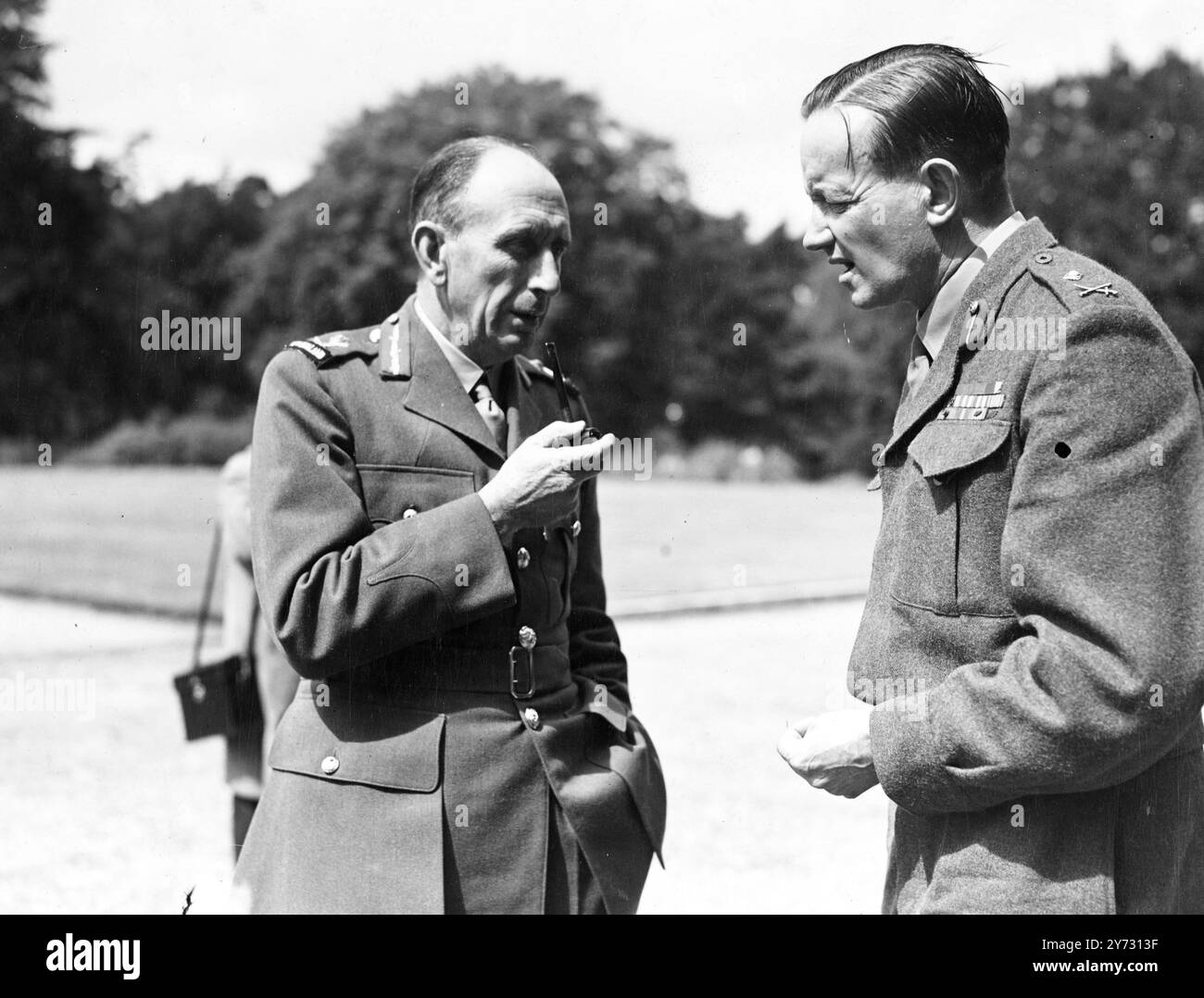 Monty rencontre ses généraux. L'une des plus importantes conférences du War Office en temps de paix ouvre ce matin (lundi) au Staff College Camberley, Surrey. Le maréchal Lord Montgomery, chef de l'état-major général impérial, a convoqué la conférence pour discuter de la guerre offensive avec 96 officiers de haut rang - la plus grande Assemblée d'officiers supérieurs jamais créée. Photos, à gauche, Major General N W McDonald Weir, C G S, Army, H q Wellington, Nouvelle-Zélande, au Staff College Camberley, ce matin (lundi). 12 août 1946 Banque D'Images Monty rencontre ses généraux. L'une des plus importantes conférences du War Office en temps de paix ouvre ce matin (lundi) au Staff College Camberley, Surrey. Le maréchal Lord Montgomery, chef de l'état-major général impérial, a convoqué la conférence pour discuter de la guerre offensive avec 96 officiers de haut rang - la plus grande Assemblée d'officiers supérieurs jamais créée. Photos, à gauche, Major General N W McDonald Weir, C G S, Army, H q Wellington, Nouvelle-Zélande, au Staff College Camberley, ce matin (lundi). 12 août 1946 Banque D'Images