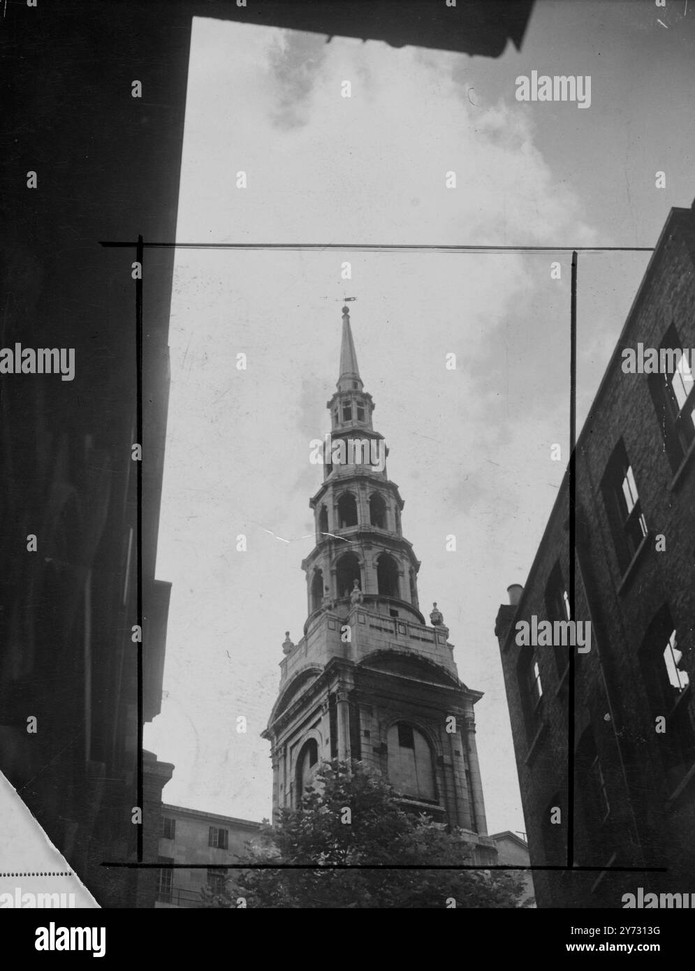 Les journalistes blités, l'église. La flèche « gâteau de mariage » de l'église St bride, Fleet Street. L'église a été «blitzed» par les bombardiers d'Hitler, seul l'obus reste maintenant. Elle est connue sous le nom de « Journalists Church » (église des journalistes) parce que la St, d'où son nom, est le penchant du journaliste. St bride (ou Bridget) était irlandaise et disciple de Saint Patrick. L'église est située près de ce qui était autrefois un monde célèbre nommé Bridewell. Ce nom a été donné au Palais des Rois, qui est devenu plus tard une maison de correction forçant les femmes et était situé près de l'église. Bride Lane, qui passe l'église était forme Banque D'Images