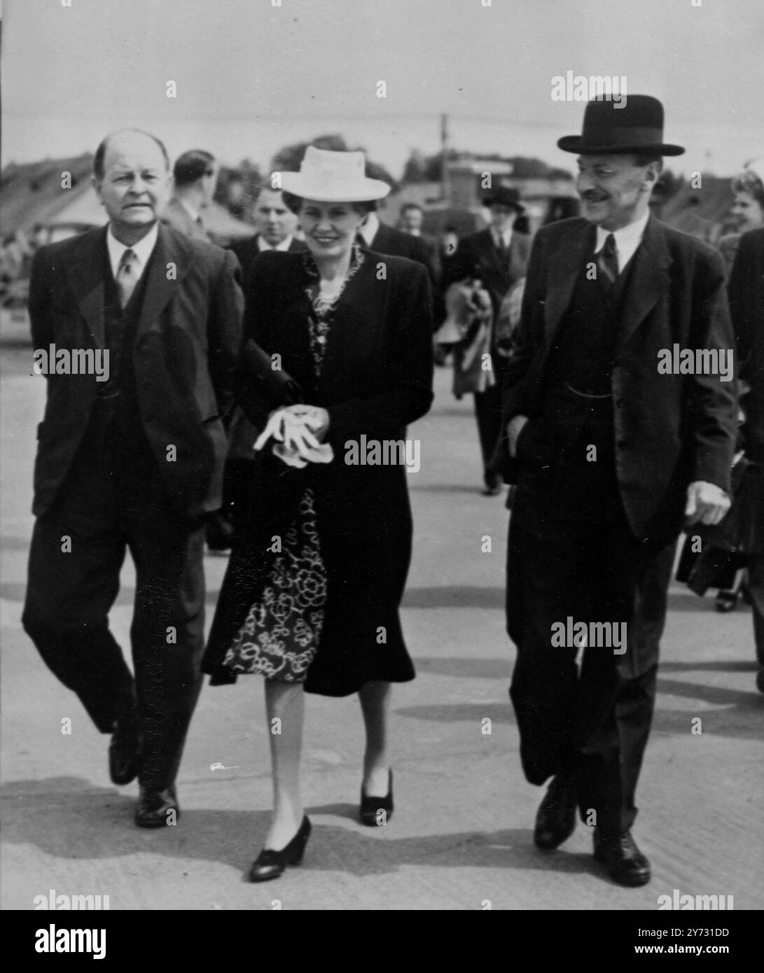Départ de M. Attlee pour la conférence de paix. Le premier ministre, le très honorable C R Attlee, député, est parti par avion cet après-midi (dimanche) pour Paris, où il sera suppléant du ministre des Affaires étrangères à la Conférence de paix, qui s’ouvrira demain au Palais luxembourgeois. Il était accompagné de M. Hector McNeil, sous-secrétaire d'État parlementaire aux Affaires étrangères, et de M. Glenvil H Hall, secrétaire financier au Trésor. Le RT Hon A V Alexander, premier Lord de l'Amirauté, est parti par avion pour Paris plus tôt aujourd'hui. Des photos montrent, Mme Attlee est allée à l'aéroport de Londres pour voir son mari partir. Ici, ils sont vus Wal Banque D'Images