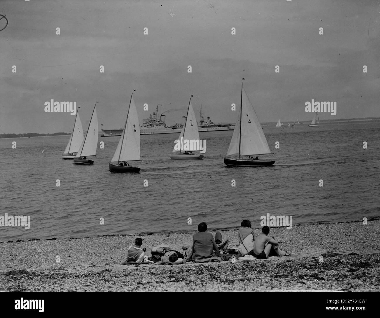 Cowes régate encore. Le Royal Southampton Yacht Club a tenu sa régate à Cowes, île de Wight, aujourd'hui (samedi) après un laps de temps de sept ans. Il y avait 89 inscriptions pour les onze courses sur la carte. Le seul concurrent étranger, le yacht belge Lalage, l'un des six m internationaux. Spectacles de photos, yachts de la Yarmouth une classe de design passant des vacanciers sur la plage de Cowes aujourd'hui (samedi) le croiseur HMS Birmingham, lors d'une visite de festival à Cowes, peut être vu dans le fond. Cette course a été remportée par Katinka (Y10, en tête) de Mme C P W Croo, Francesca (y 1) de Mme H W Tobin prenant sec Banque D'Images