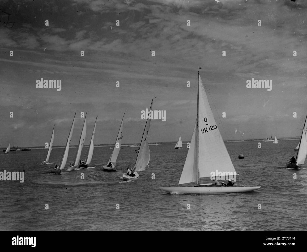 Cowes régate encore. Le Royal Southampton Yacht Club a tenu sa régate à Cowes, île de Wight, aujourd'hui (samedi) après un laps de temps de sept ans. Il y avait 89 inscriptions pour les onze courses sur la carte. Le seul concurrent étranger, le yacht belge Lalage, l'un des six m internationaux. Image montre, yachts de la classe Dragon jockeying pour la position au départ. 'Alpette', d UK 120, je suis par le comte de Hardwicke, et le RT Hon Robert S Hudson, qui a remporté la course en trois heures, 15 minutes, 39 secondes, est vu sur la droite. 4 août 1946 Banque D'Images