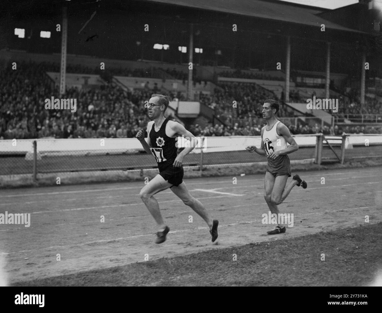 Championnats de l'Association d'athlétisme amateur à la ville Blanche. Les Championnats, de l'Association d'athlétisme amateur à la ville blanche, Londres, cet après-midi (samedi). Sydney Wooderson, en tête de W E Slykhuis, de Hollande, dans les premières étapes de la course de 3 miles à White City cet après-midi (samedi). Le temps de Wooderson, 13min, 53-1/5 secondes n'était pas seulement un record de championnat, mais battait les Anglais et les Anglais les meilleurs pour la distance. Le Hollandais est également un record de championnat. 20 juillet 1946 Banque D'Images