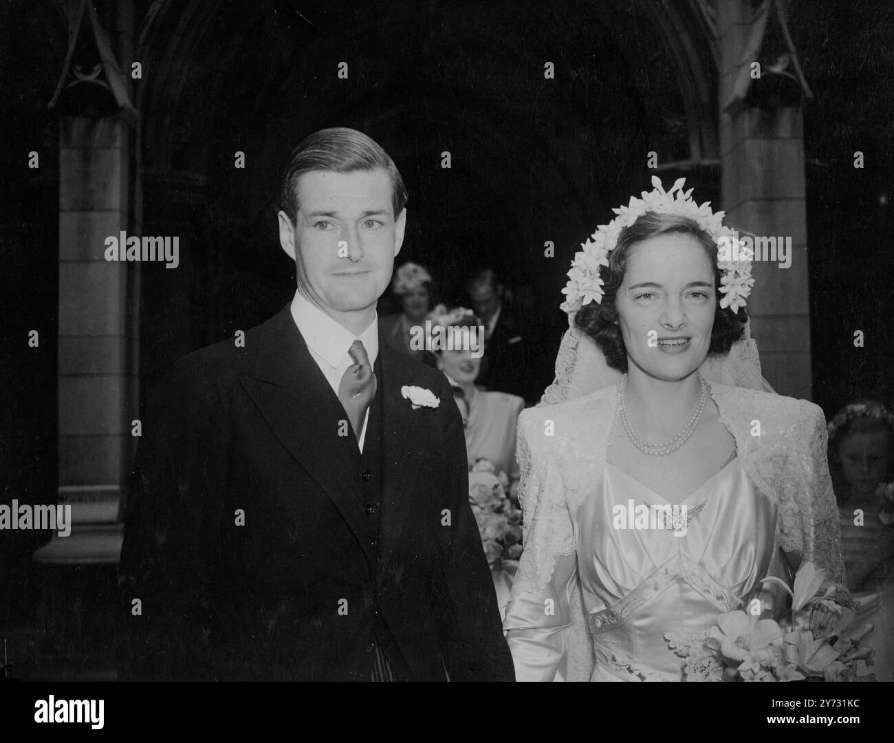 Mariage à St Margaret's.. Le mariage a eu lieu aujourd'hui (jeudi) entre M. Hugh Lawson Johnston et Mlle Audrey Warren Pearl à l'église St Margaret, Westminster, Londres. Des spectacles de photos, M. Hugh Lawson Johnston et sa mariée, quittant l'église après leur mariage aujourd'hui (jeudi). 18 juillet 1946 Banque D'Images