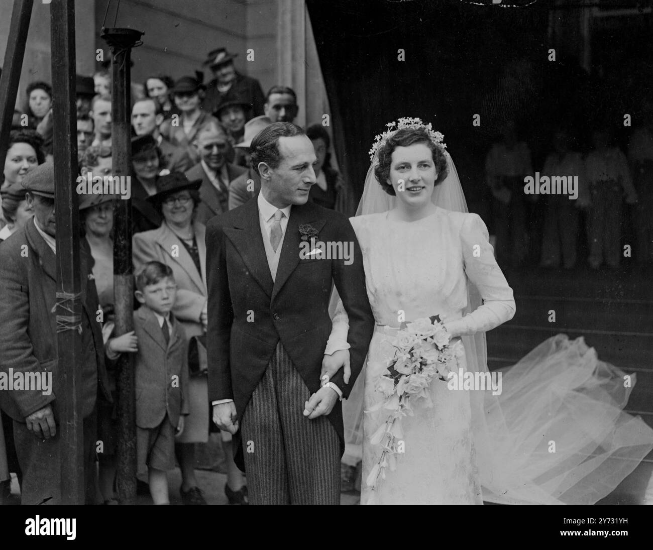 Le lieutenant-colonel George Demetriadi était marié à Mlle Elizabeth Kerr à l'église St Mark, North Audley Street, Londres. 26 juin 1946 Banque D'Images Le lieutenant-colonel George Demetriadi était marié à Mlle Elizabeth Kerr à l'église St Mark, North Audley Street, Londres. 26 juin 1946 Banque D'Images