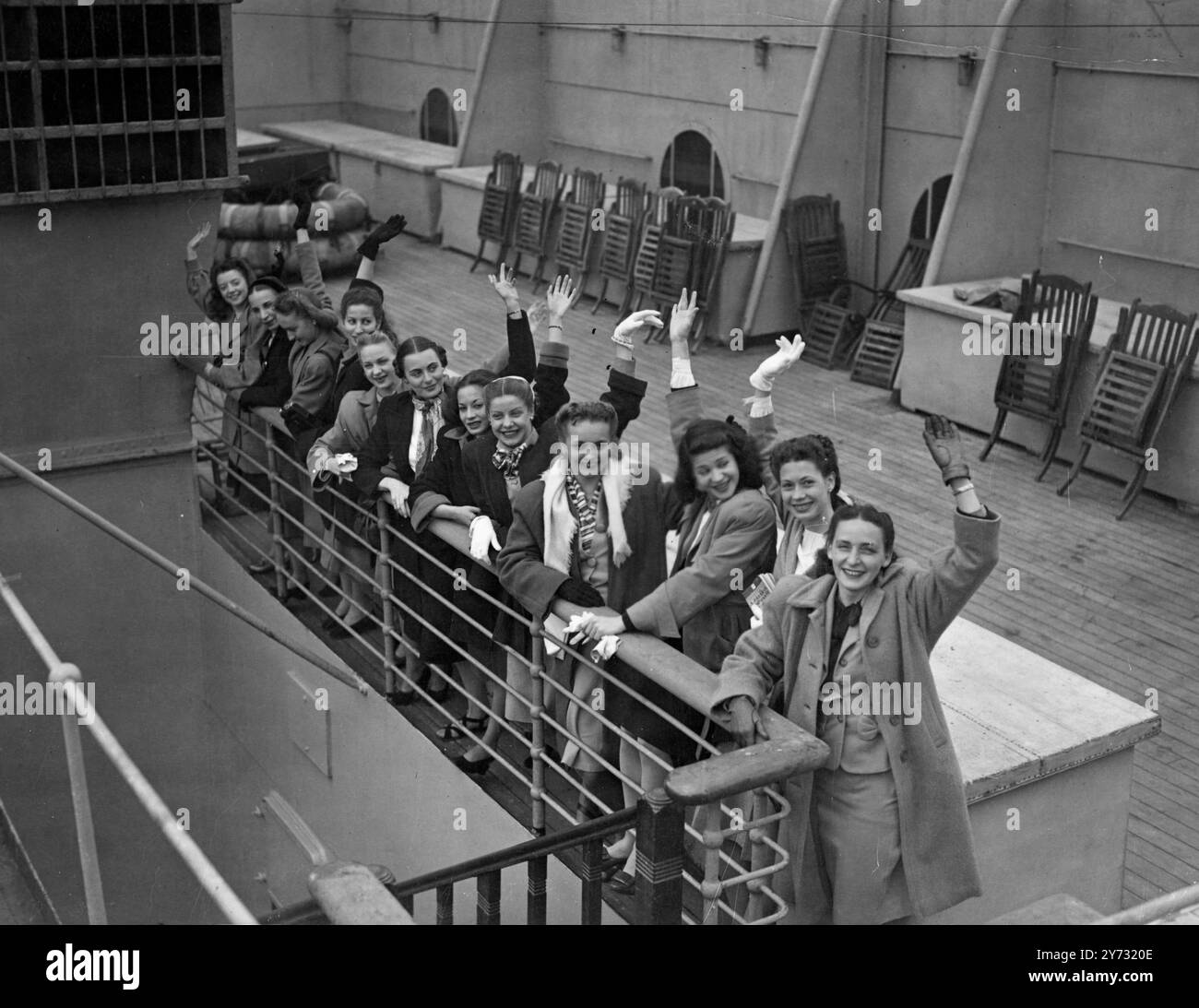 Le New York Ballet Theatre, composé d’acteurs et de danseurs qui présentent le ballet dans la tradition américaine, est arrivé aujourd’hui à Southampton. Ils étaient à bord du Queen Mary le New York Ballet Theatre ouvre pour la saison londonienne au Royal Opera House, Covent Garden, le jour de l'indépendance, le 4 juillet. 26 juin 1946 Banque D'Images