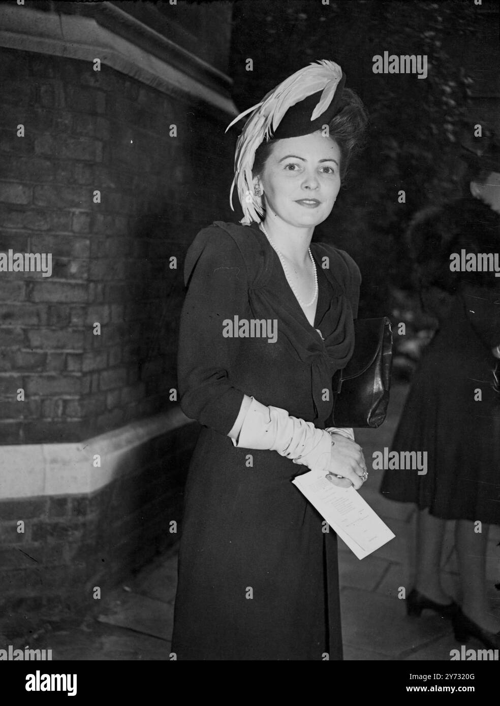 Le major James Westoll a épousé Miss Sylvia June regarde plus à l'église de la Trinité sacrée, Brompton Road, Londres aujourd'hui. Images montrent : Miss Ereke Evans ou un comment frappant pour le mariage. 24 juin 1946 Banque D'Images