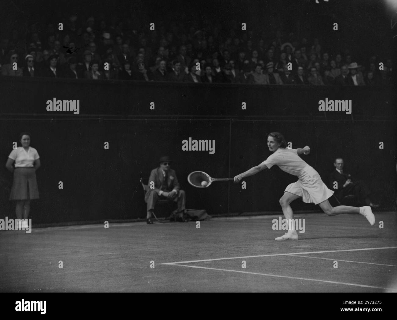 La Coupe wightman est disputée par la Grande-Bretagne et l'Amérique à Wimbledon aujourd'hui, vendredi, samedi. Il est détenu par les États-Unis depuis 1931. 14 juin 1946 Banque D'Images