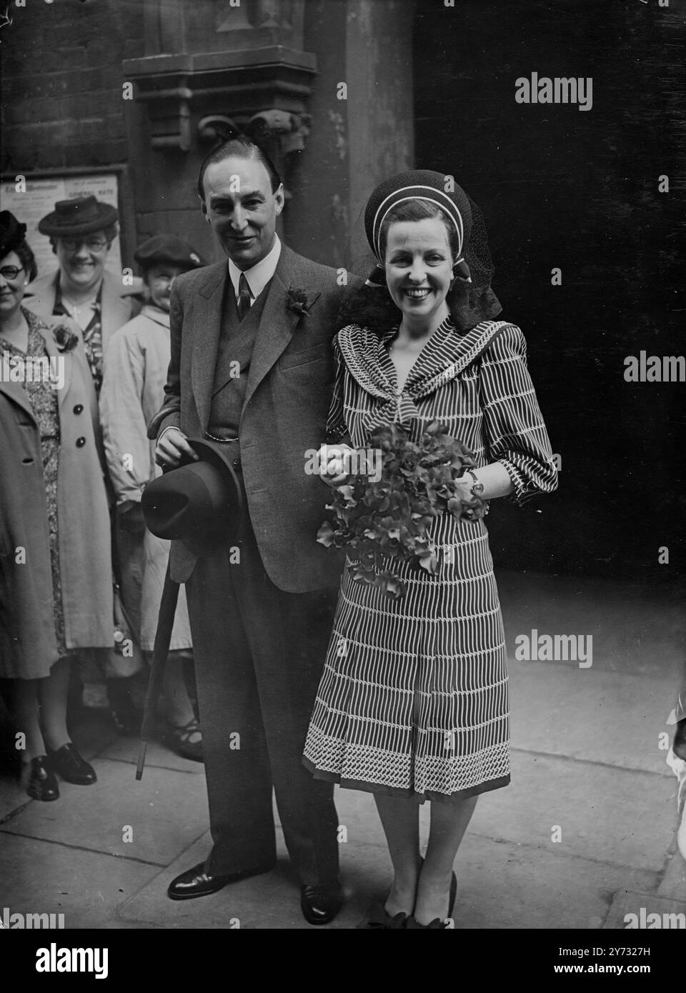 Le comte de Winchelsea et Nottingham, âgé de 34 ans, a épousé Miss Agnes Mary Connolly à Corpus Christi Church, Maiden Lane, Londres, aujourd'hui. Le casque de sa mariée de 35 ans quand il séjournait dans un sanatorium près de Liverpool où elle était surintendante. Miss Conroy est la 3ème fille de feu M. PJ Conroy marchand de fruits en gros et pionnière dans le secteur du cinéma à Wigan, Lancs. 17 juin 1946 Banque D'Images