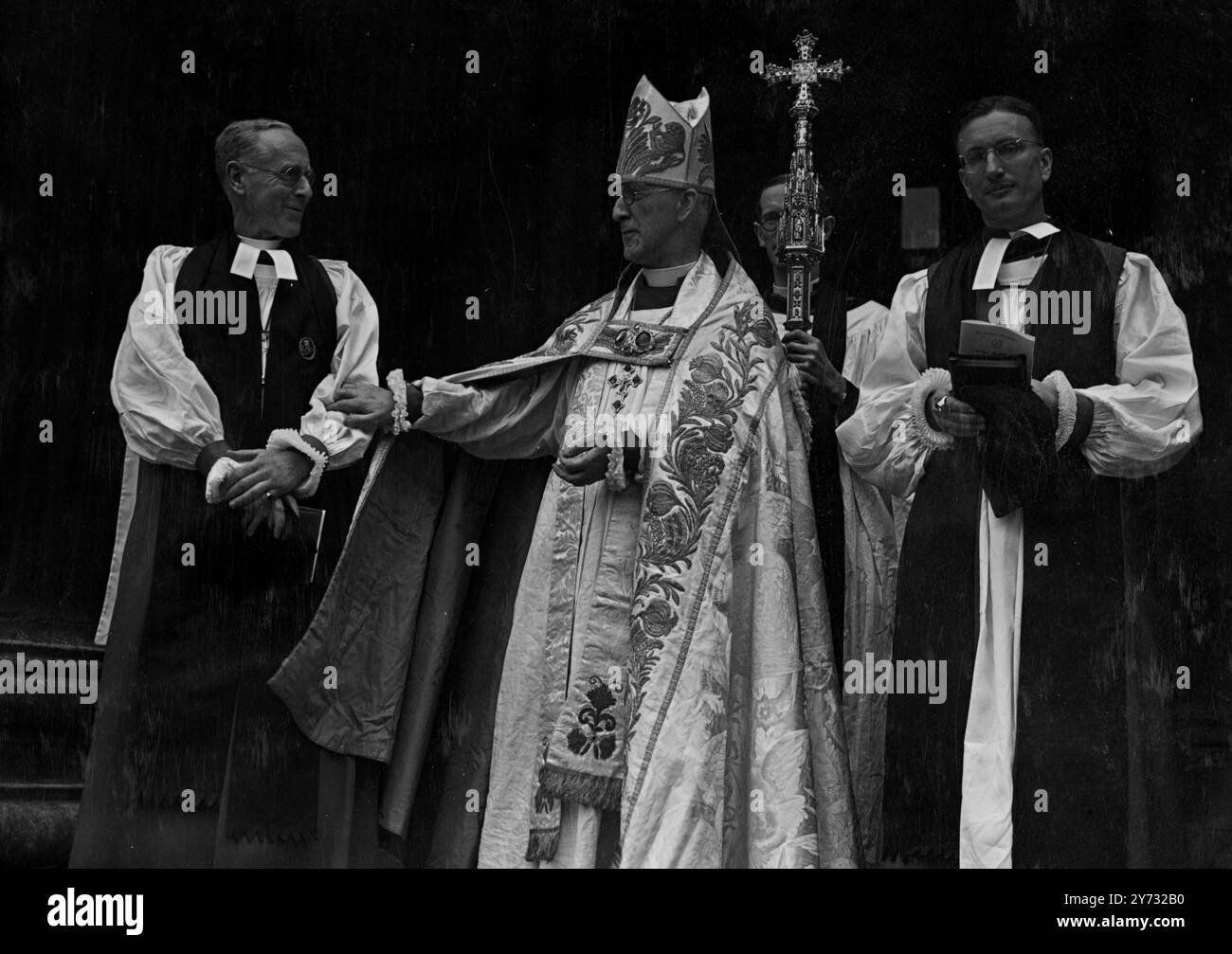 Le révérend droit Frederik après Cokin et le révérend droit Fabian Jackson, les nouveaux évêques de Bristol et Trinidad, ont été consacrés par l'archevêque de Canterbury, les routes hôtes et le RT H Jeffery Frances Fisher, à la cathédrale St Paul, Londres, aujourd'hui. 24 juin 1946 Banque D'Images